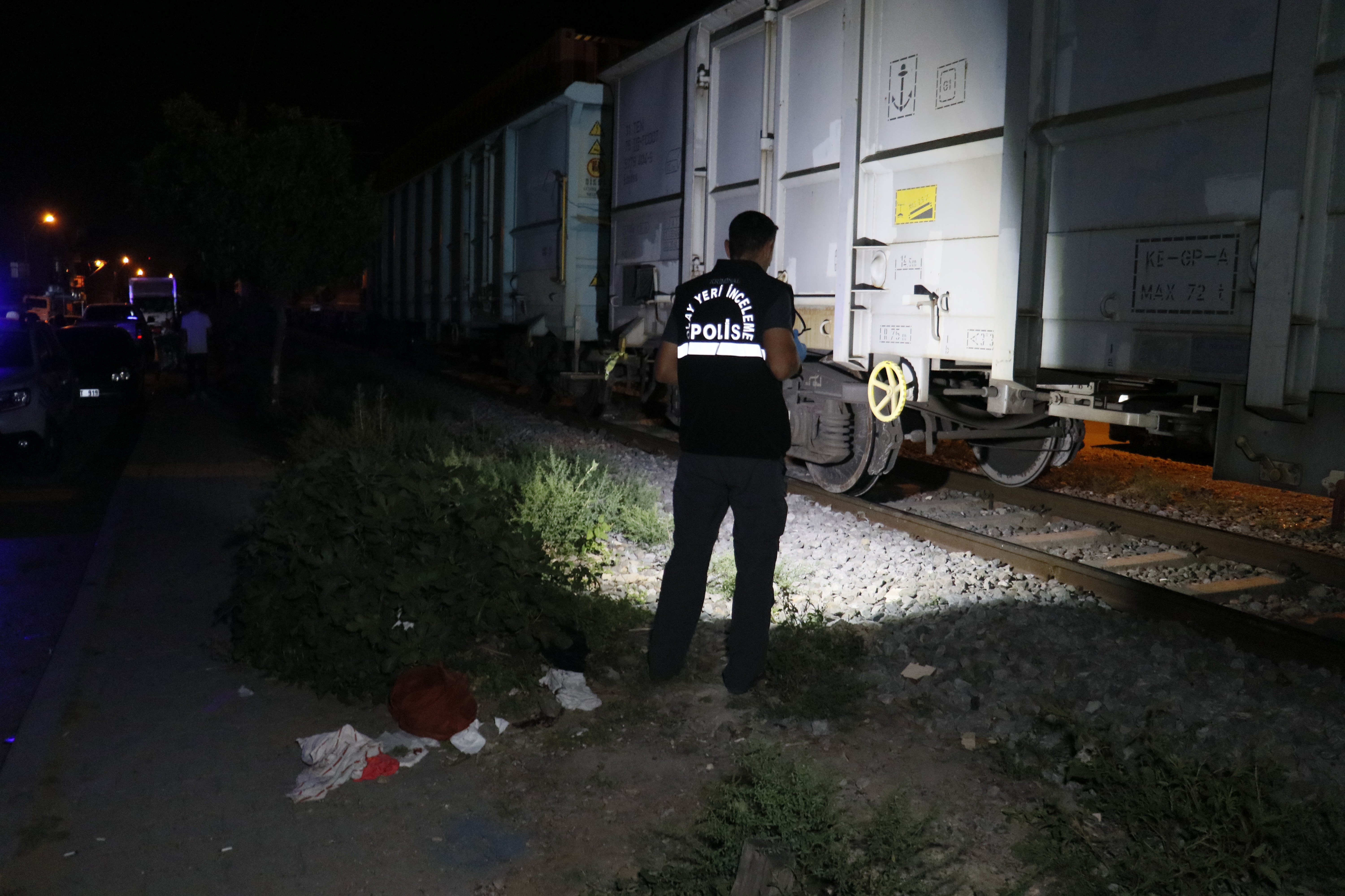 Yük treni karşıdan karşıya geçen kişiye çarptı