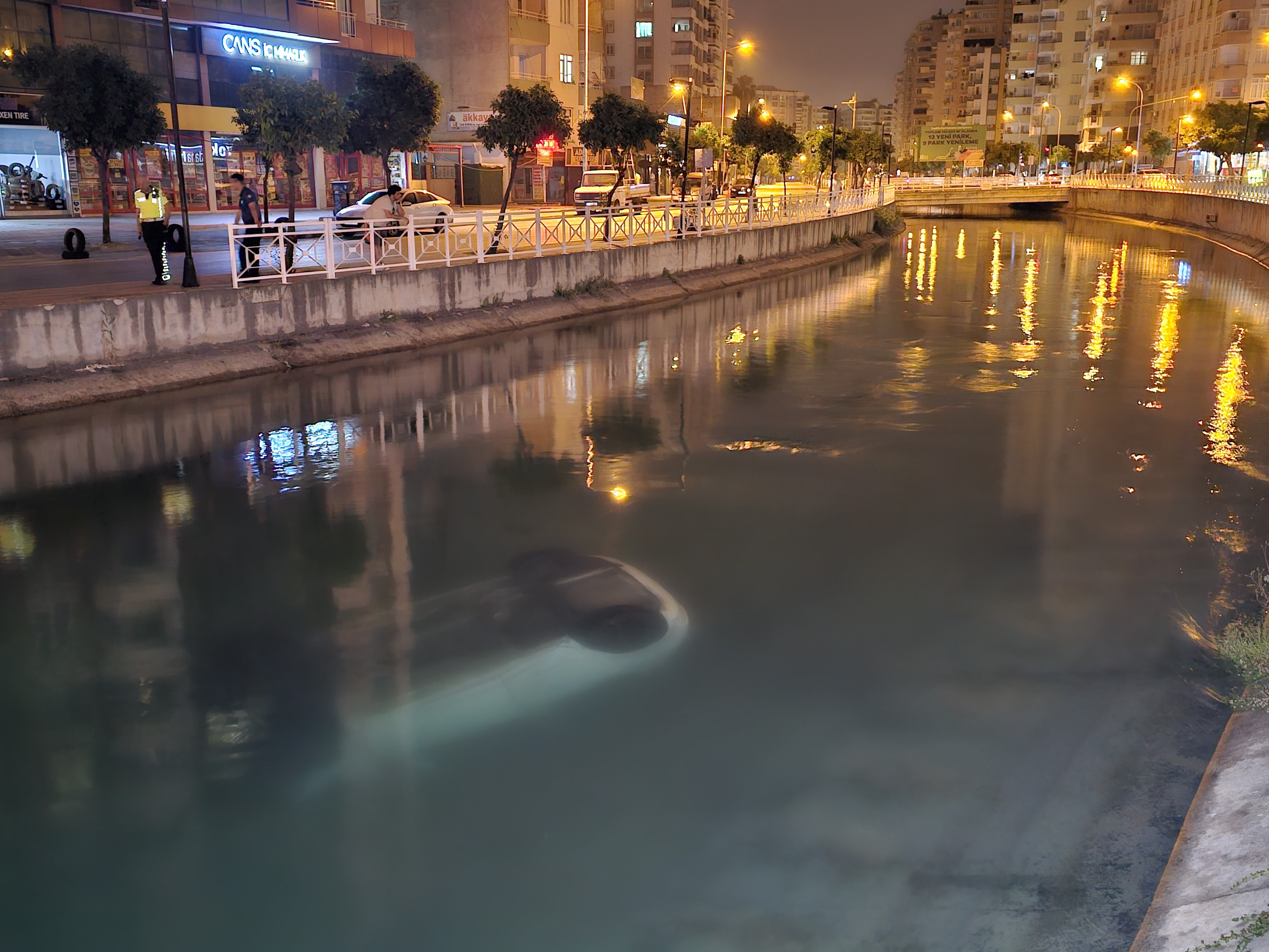 Adana'da otomobil sulama kanalına uçtu
