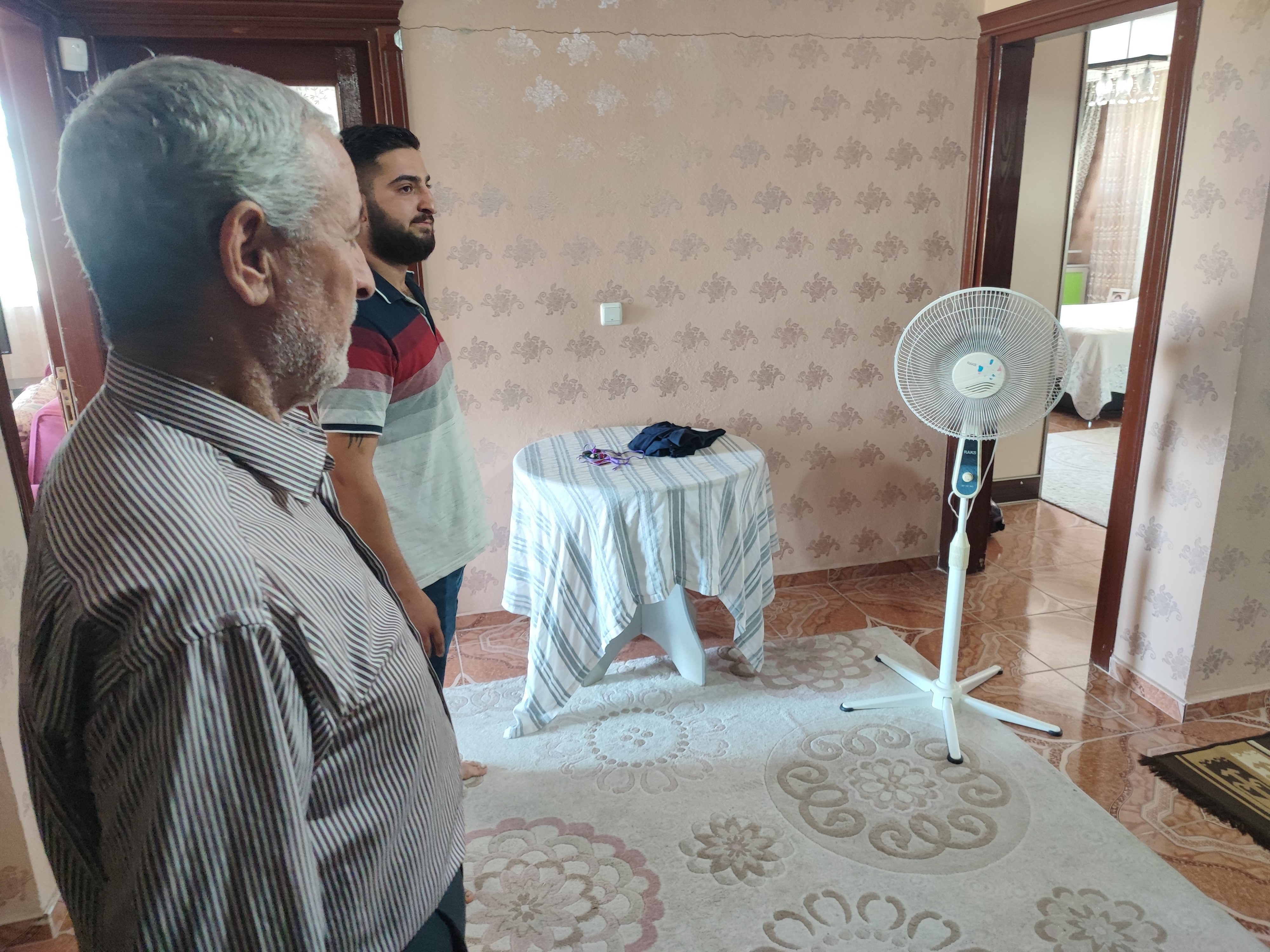 Pişkin hırsızlar terleyince vantilatör kullanmışlar