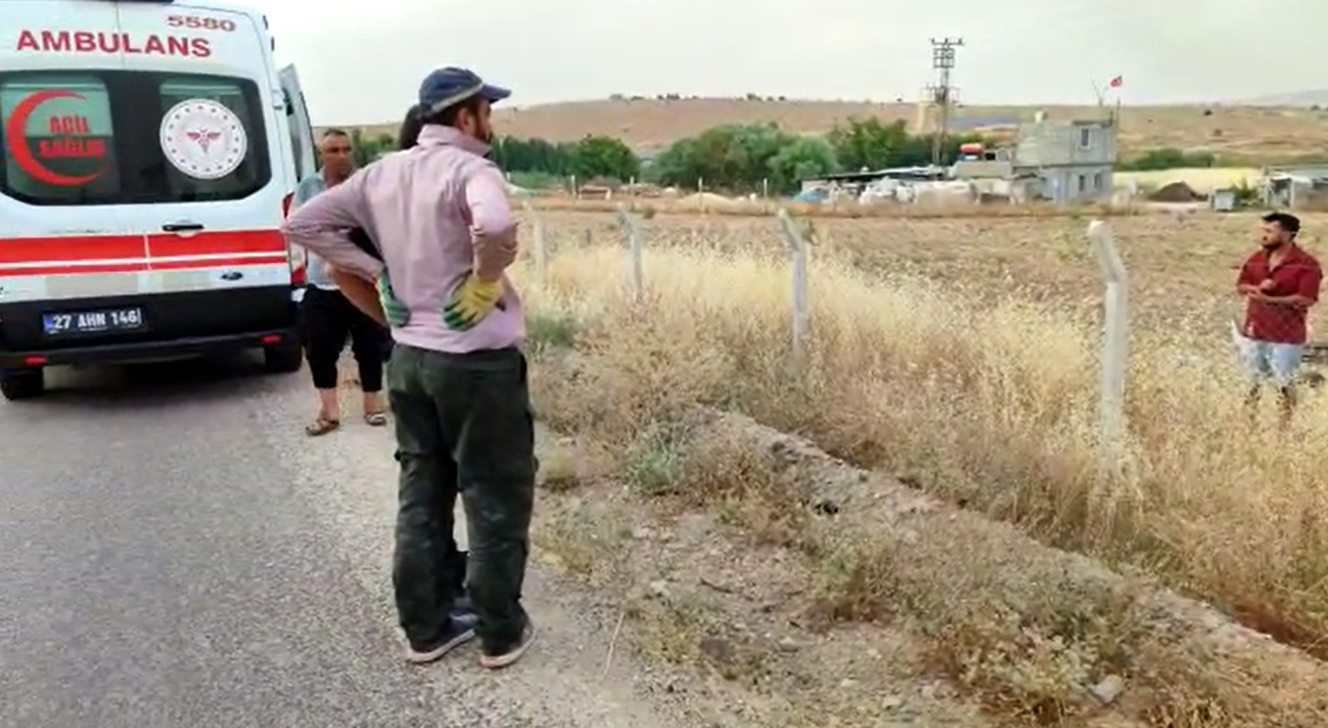 Gaziantep'te otomobil tarlaya uçtu