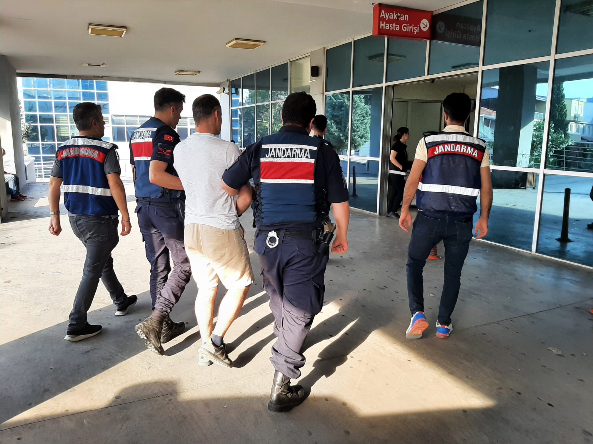 Göçmen kaçakçılarına operasyon! 17 gözaltı