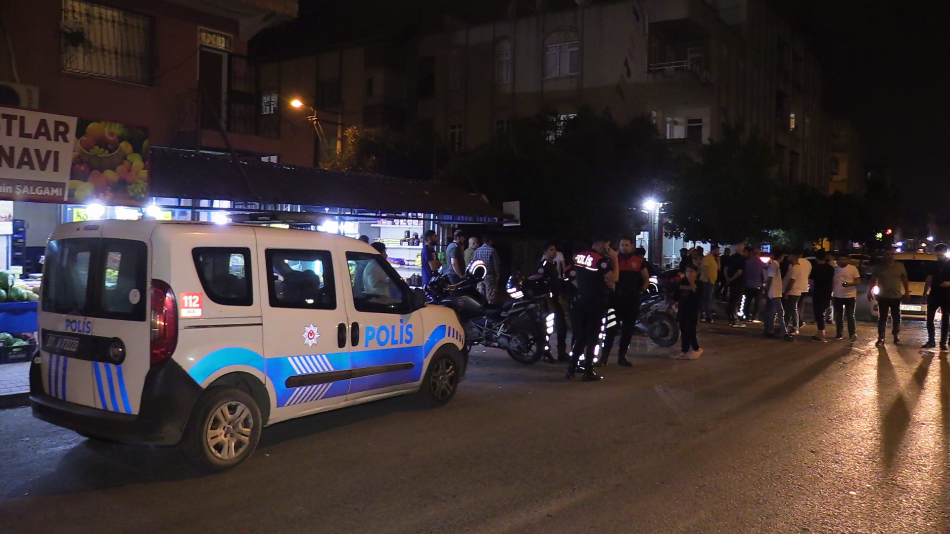 Adana'da yunus polisleri ile otomobil çarpıştı
