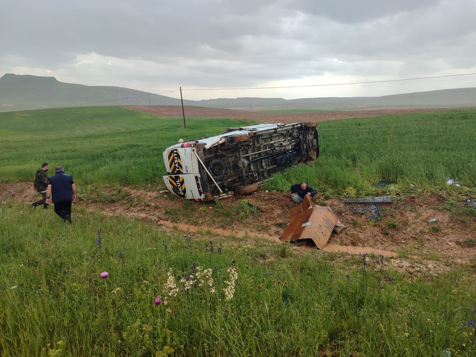 Minibüs tarlaya uçtu: 13 yaralı