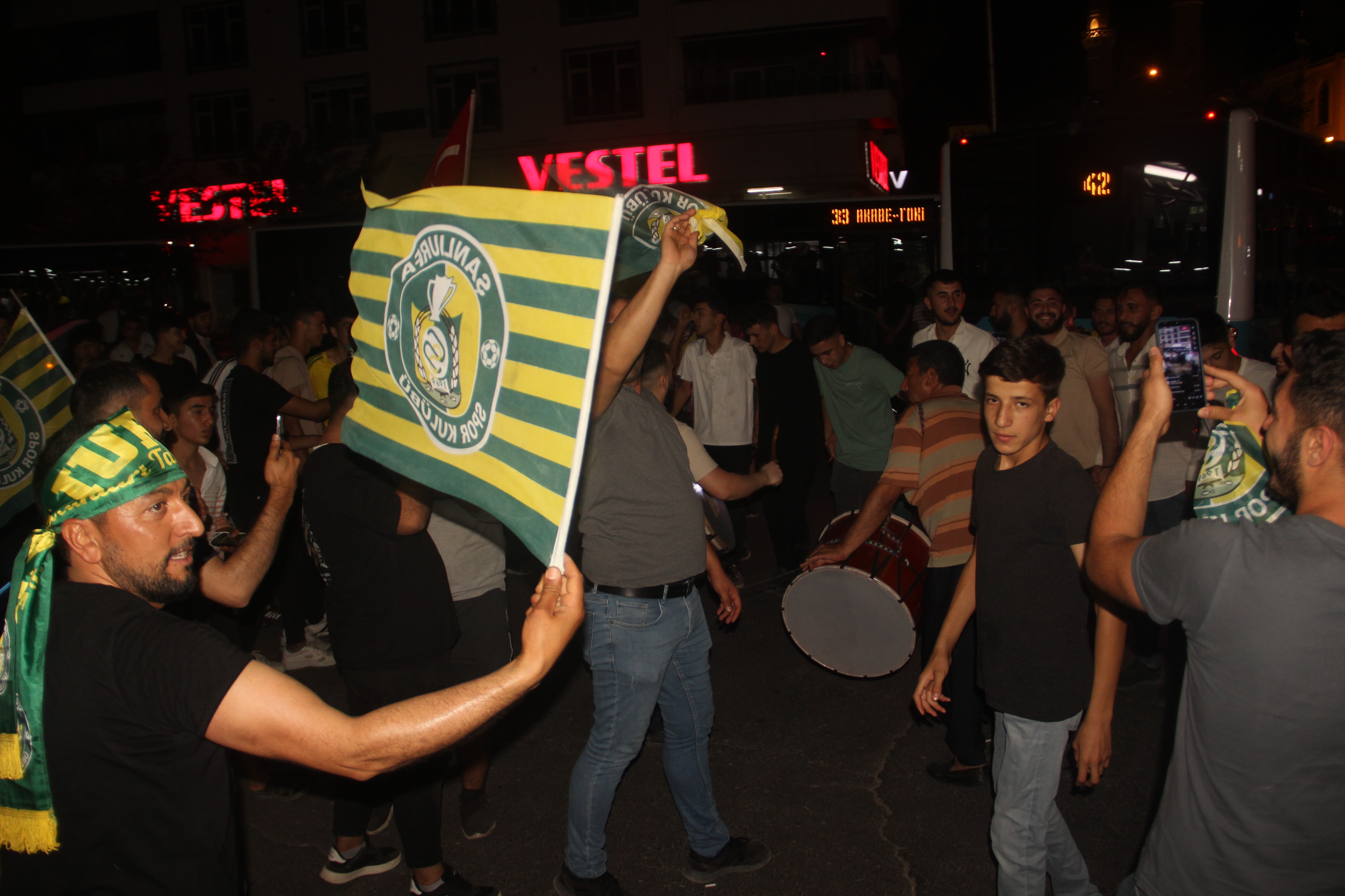 Şanlıurfaspor ve Fenerbahçe taraftarı birlikte kutlama yaptı