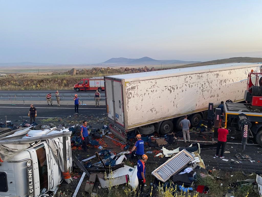 Şanlıurfa'da tır kamyona çarptı: 1 ölü, 2 yaralı