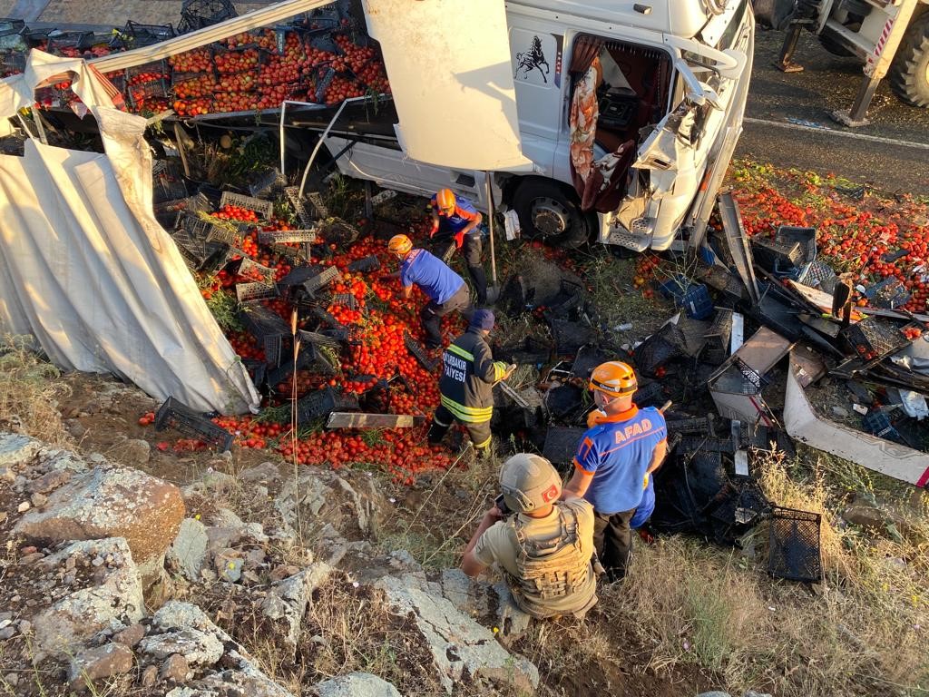 Şanlıurfa'da tır kamyona çarptı: 1 ölü, 2 yaralı