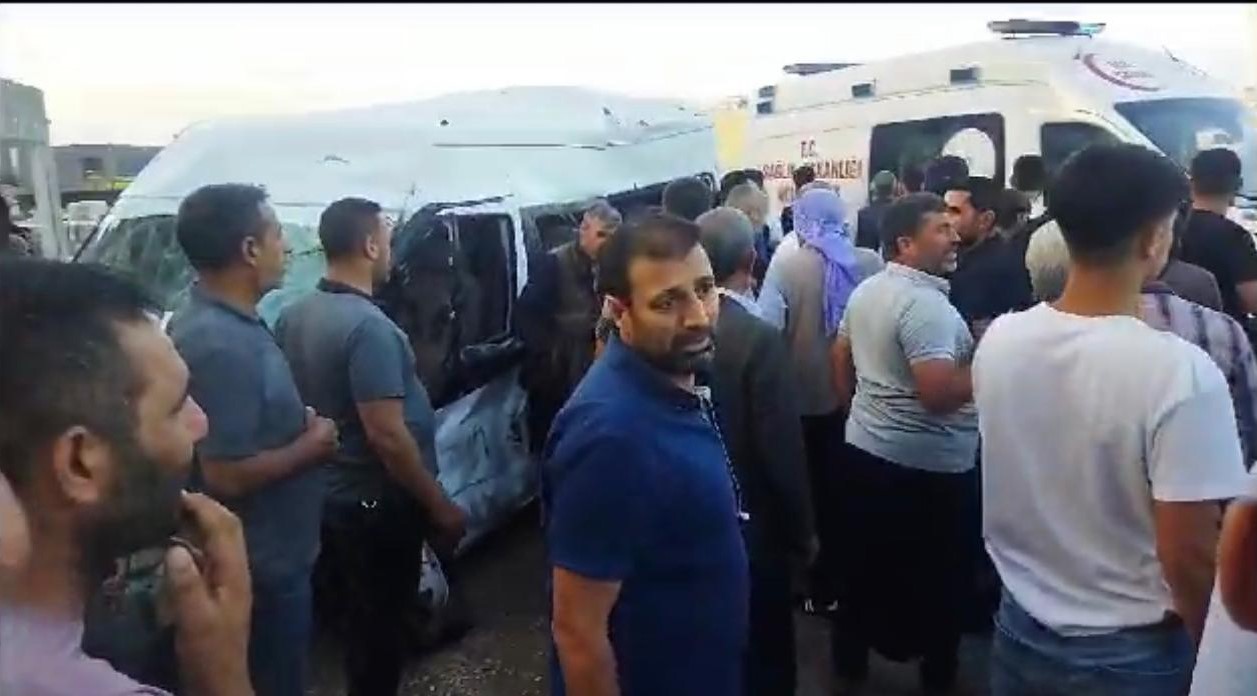 Siverek'te tarım işçilerini taşıyan minibüs tırla çarpıştı