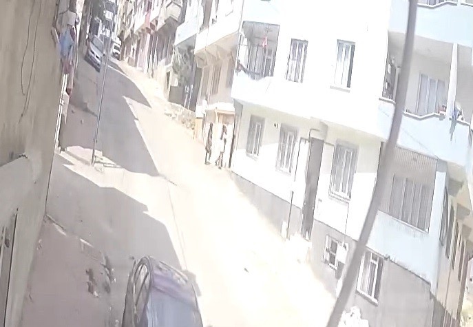 16 dakikada 300 bin TL'lik altını çaldılar