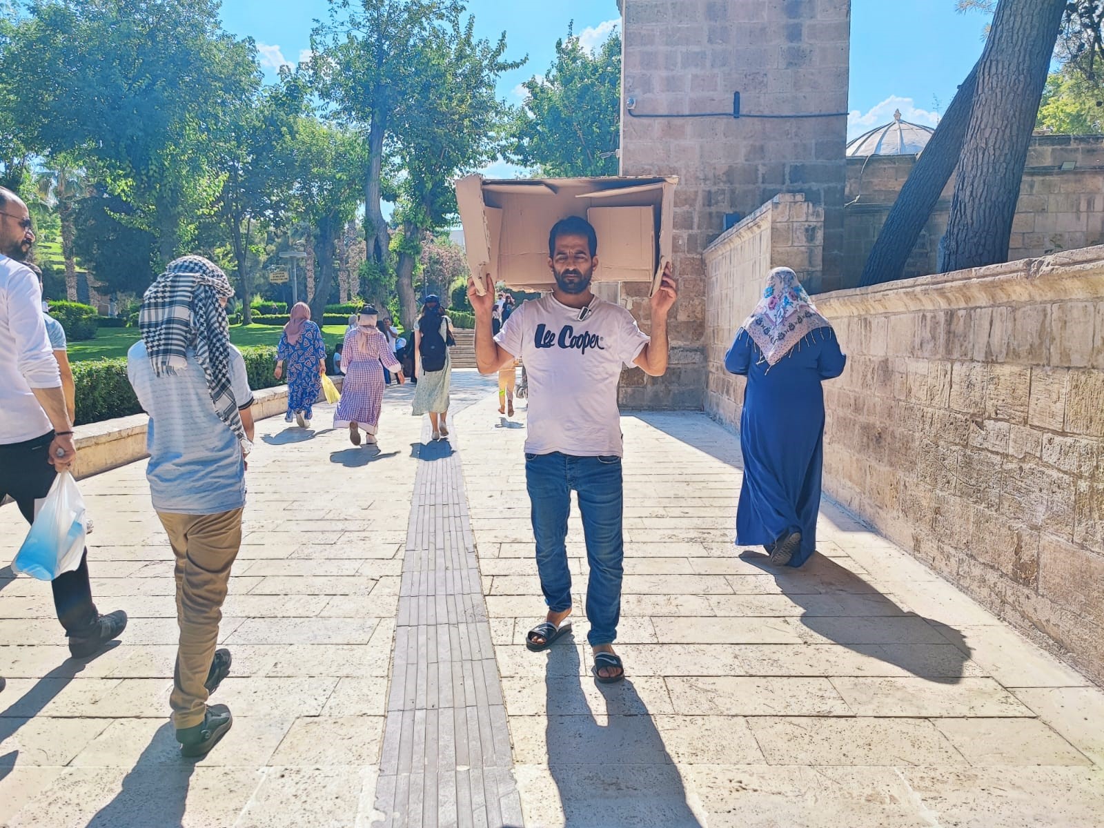 Şanlıurfalı bir vatandaş güneşten işte böyle korundu