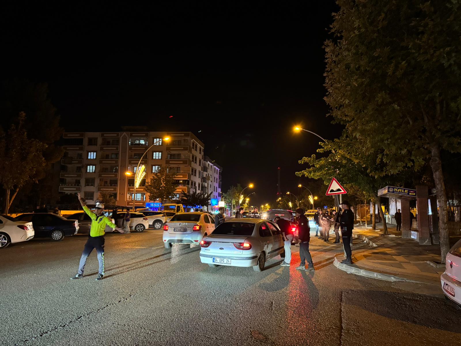 Şanlıurfa'da 'Şok uygulamaları': Çok sayıda şahıs ve araca işlem yapıldı