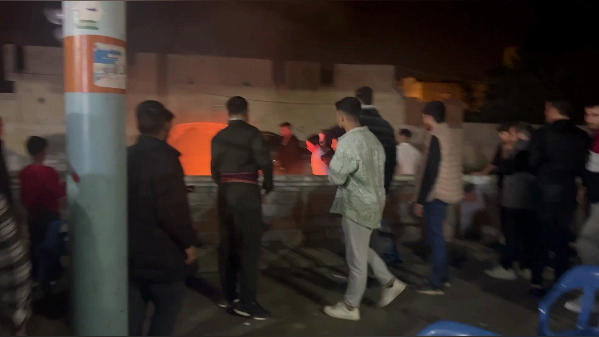 Şanlıurfa'da halayı bırakan davetliler yangını söndürmeye gitti