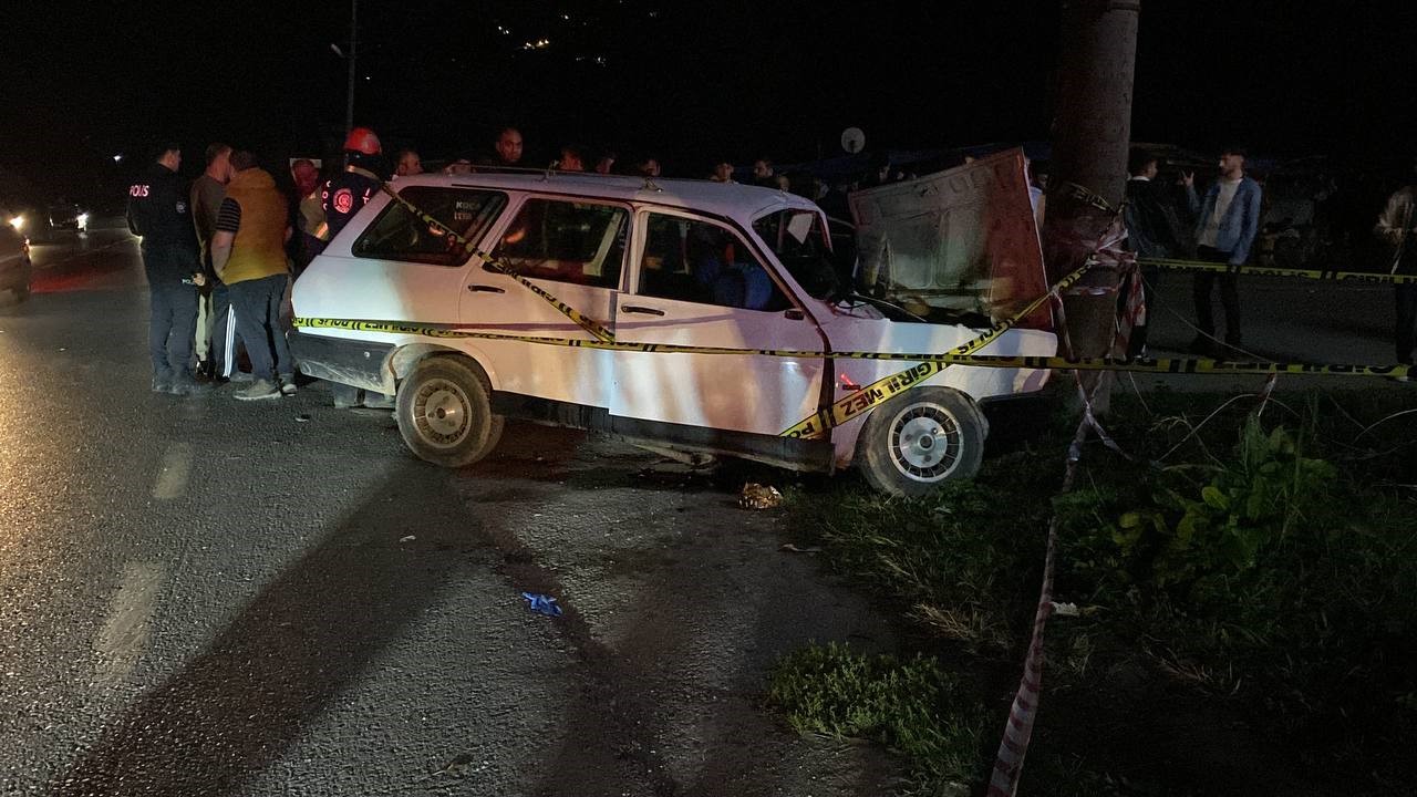 Otomobil elektrik direğine çarptı: 4 yaralı