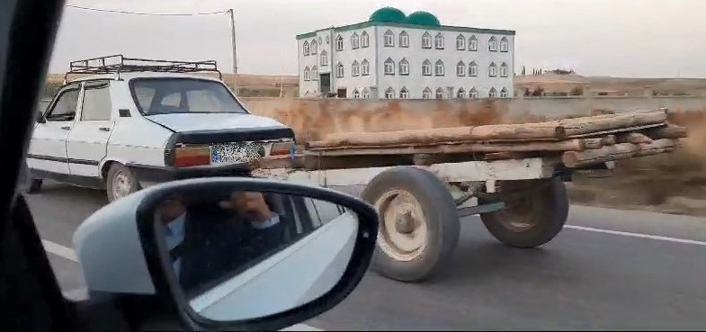 Adıyaman'da ilginç görüntü: Otomobil at arabasını çekti