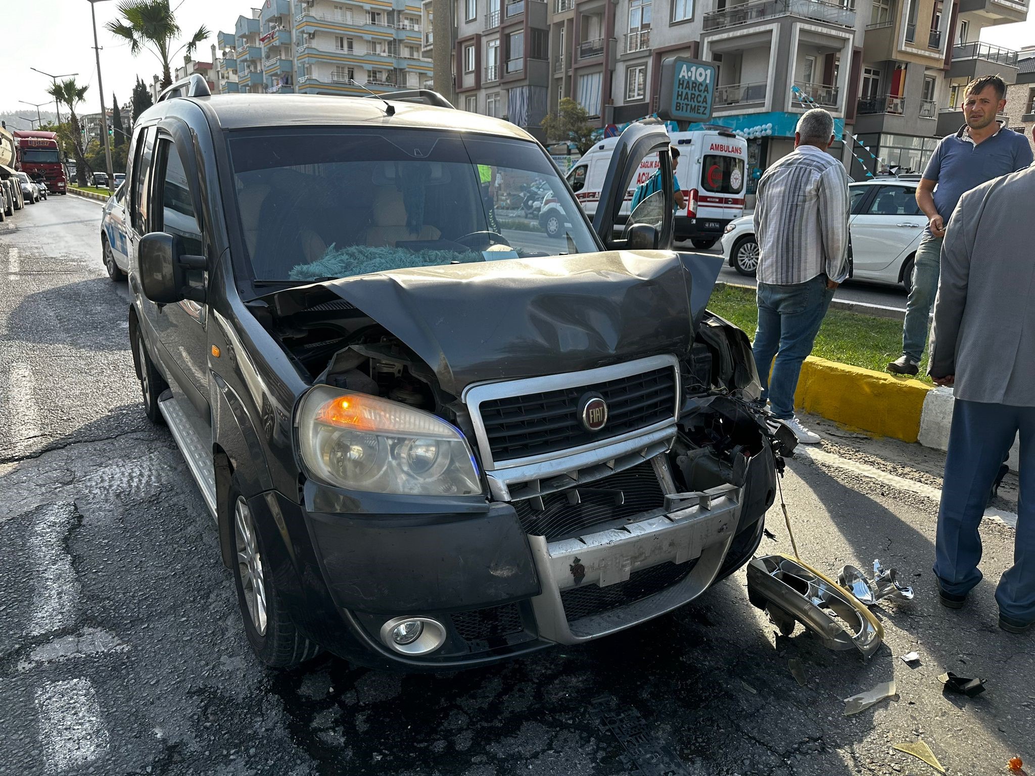 Zincirleme trafik kazası: 1’i çocuk 2 kişi yaralandı
