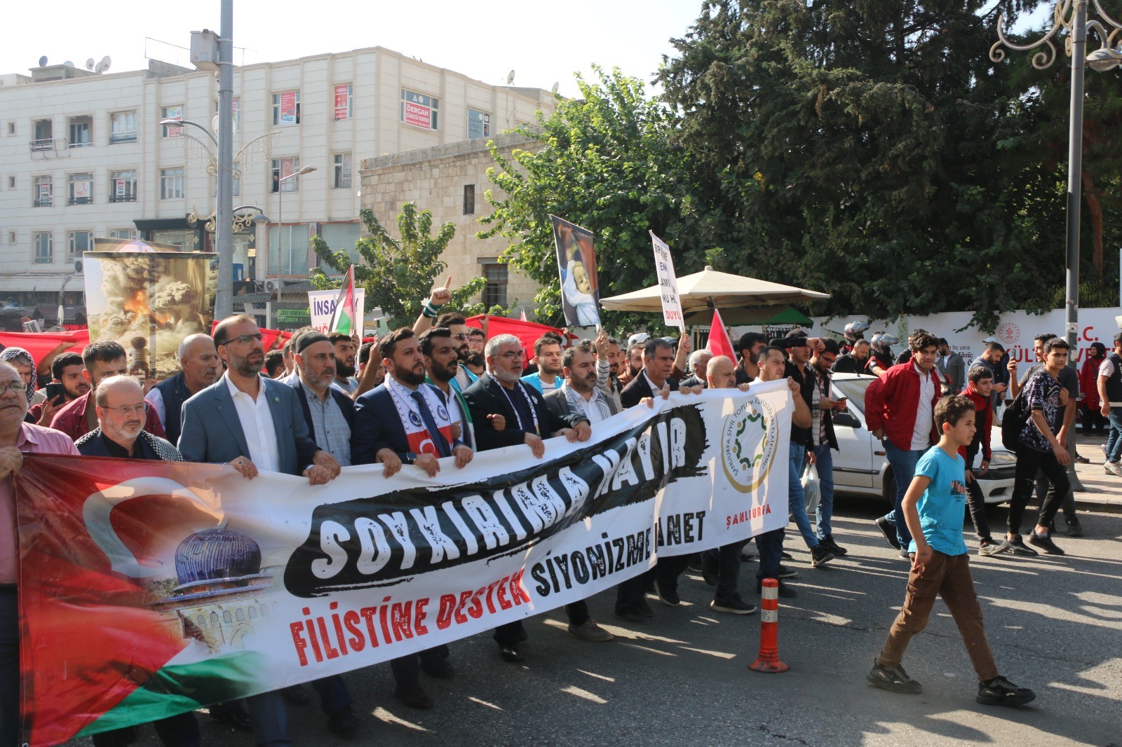 Şanlıurfa’da kanlı çocuk ayakkabıları ile Gazze'deki katliama dikkat çekildi