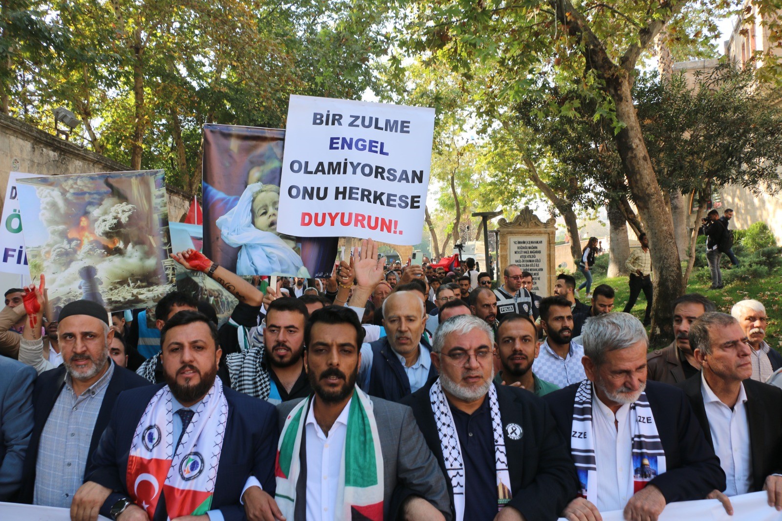 Şanlıurfa’da kanlı çocuk ayakkabıları ile Gazze'deki katliama dikkat çekildi