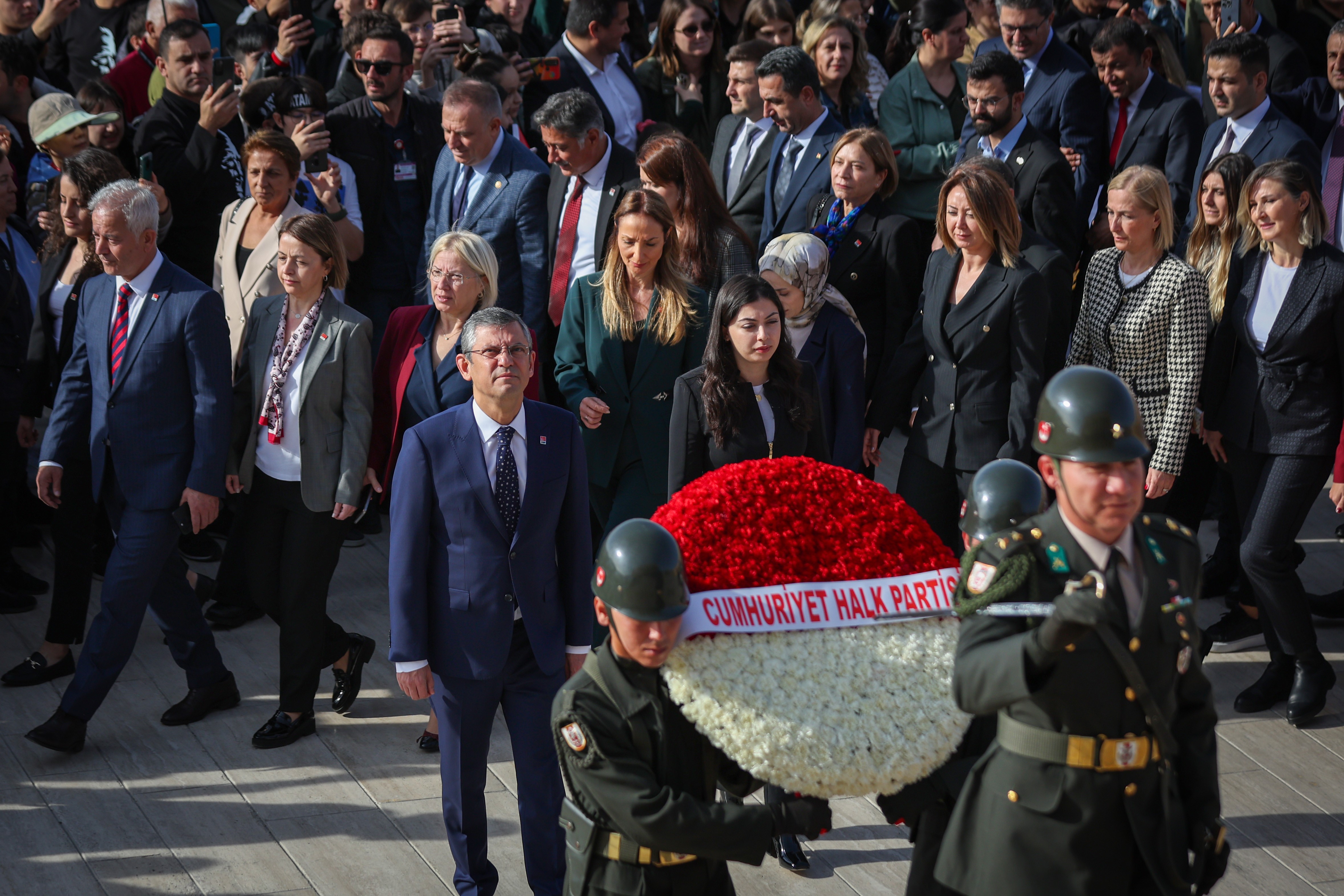 CHP Genel Başkanı Özgür Özel, Anıtkabir’i ziyaret etti