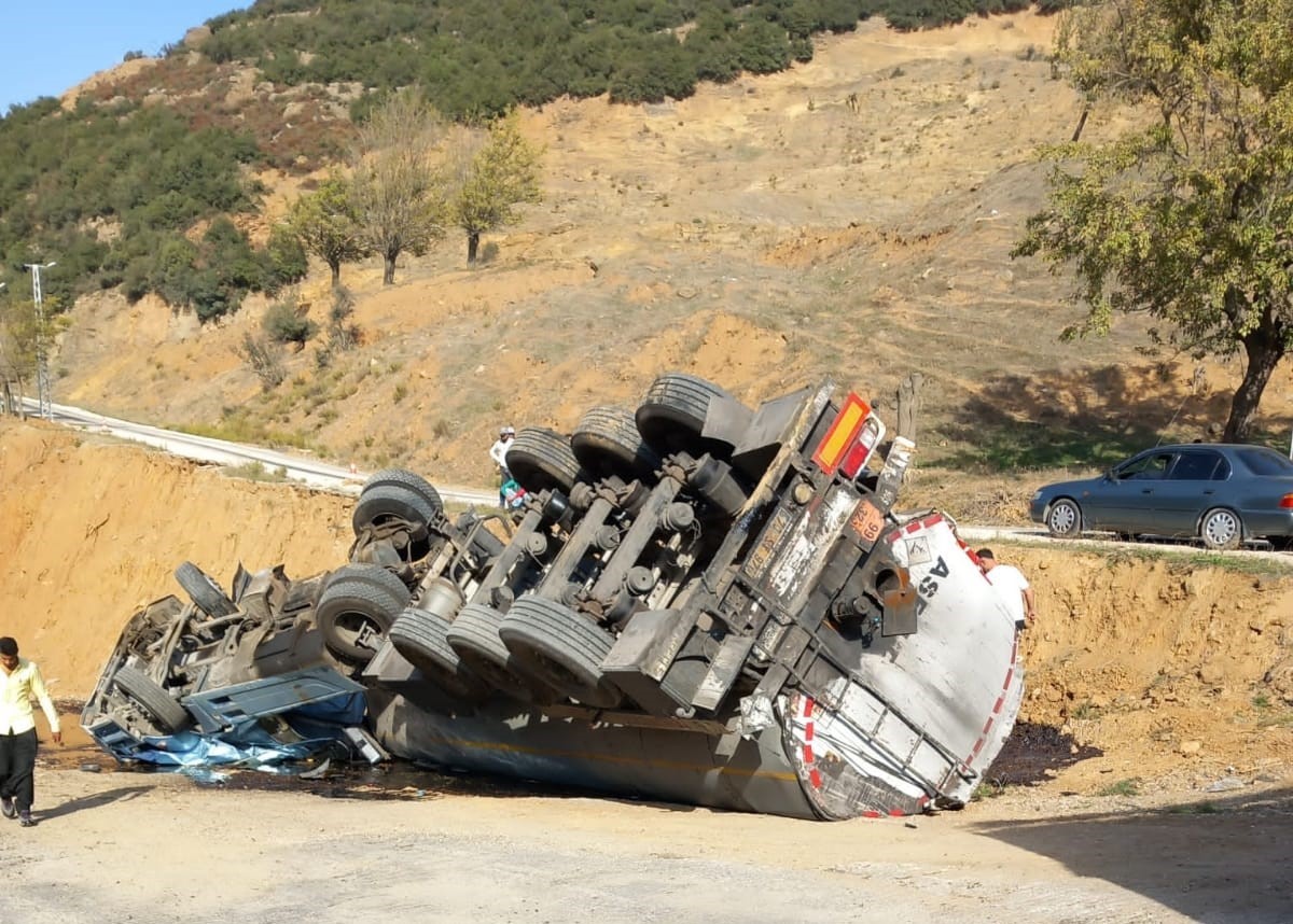 Yakıt tankeri devrildi: 2 kişi hayatını kaybetti