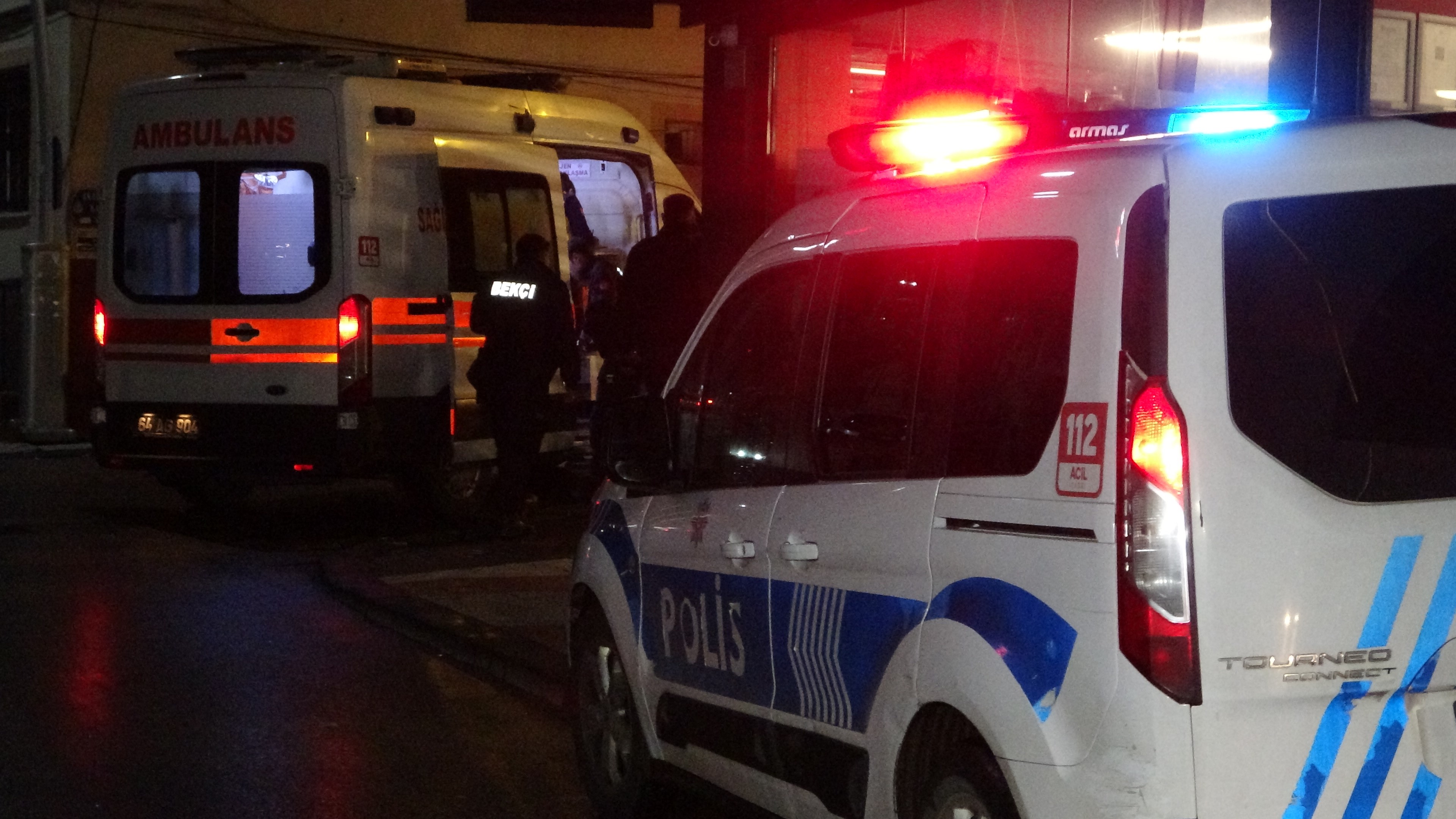 İki grup arasında bıçaklı kavga: 3 yaralı