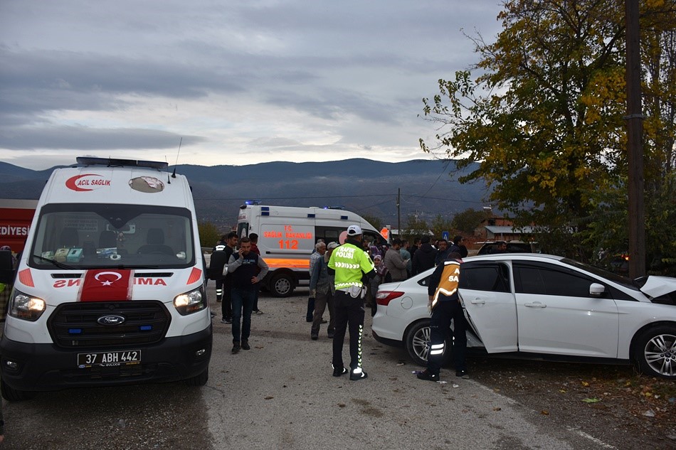 Otomobil ile cip çarpıştı: 2'si çocuk 6 yaralı