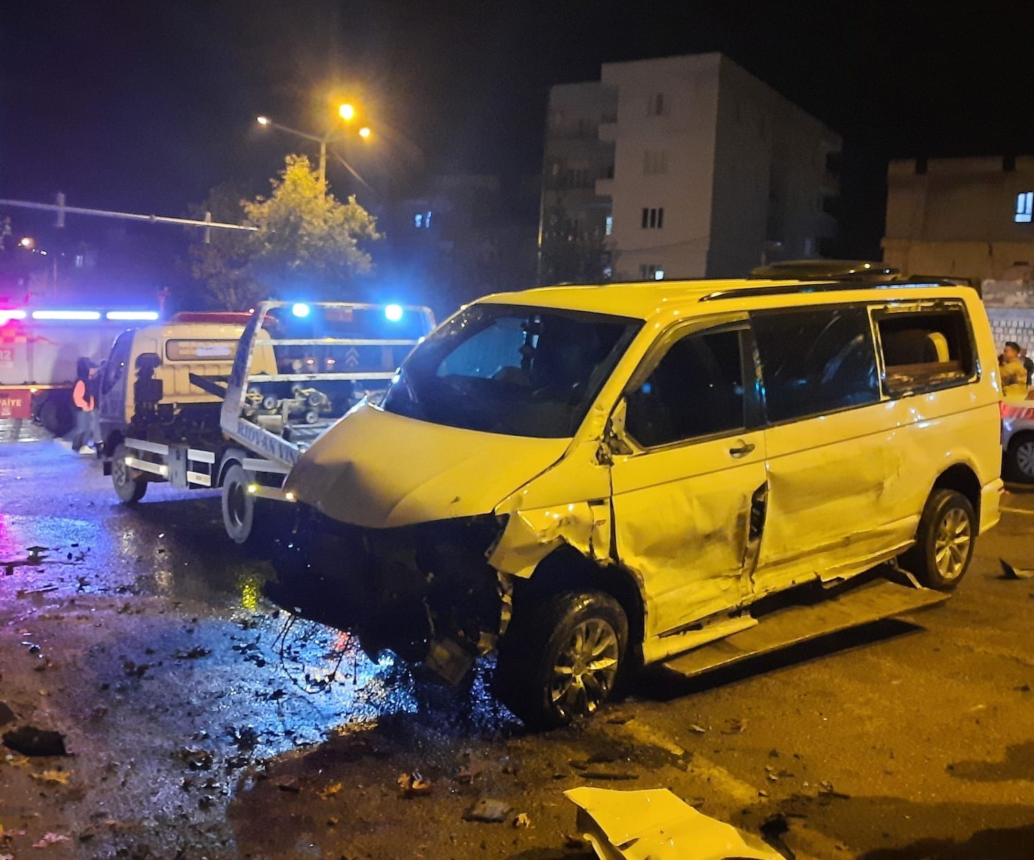 Hafif ticari araç ile otomobil kafa kafaya çarpıştı: 2’si ağır 6 yaralı