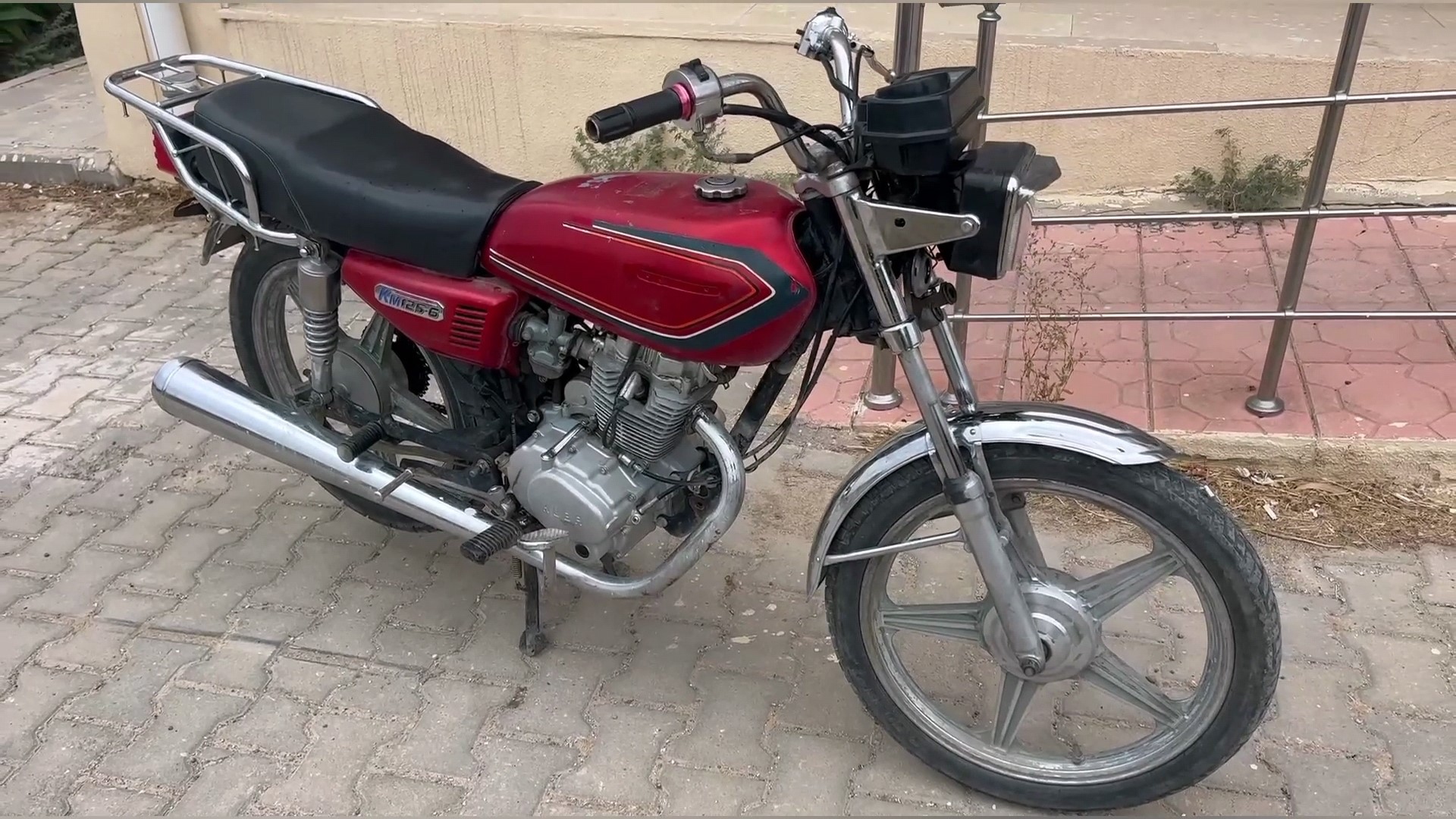 Şanlıurfa'da motosikletin halk pazarından çalınma anı kameraya yansıdı
