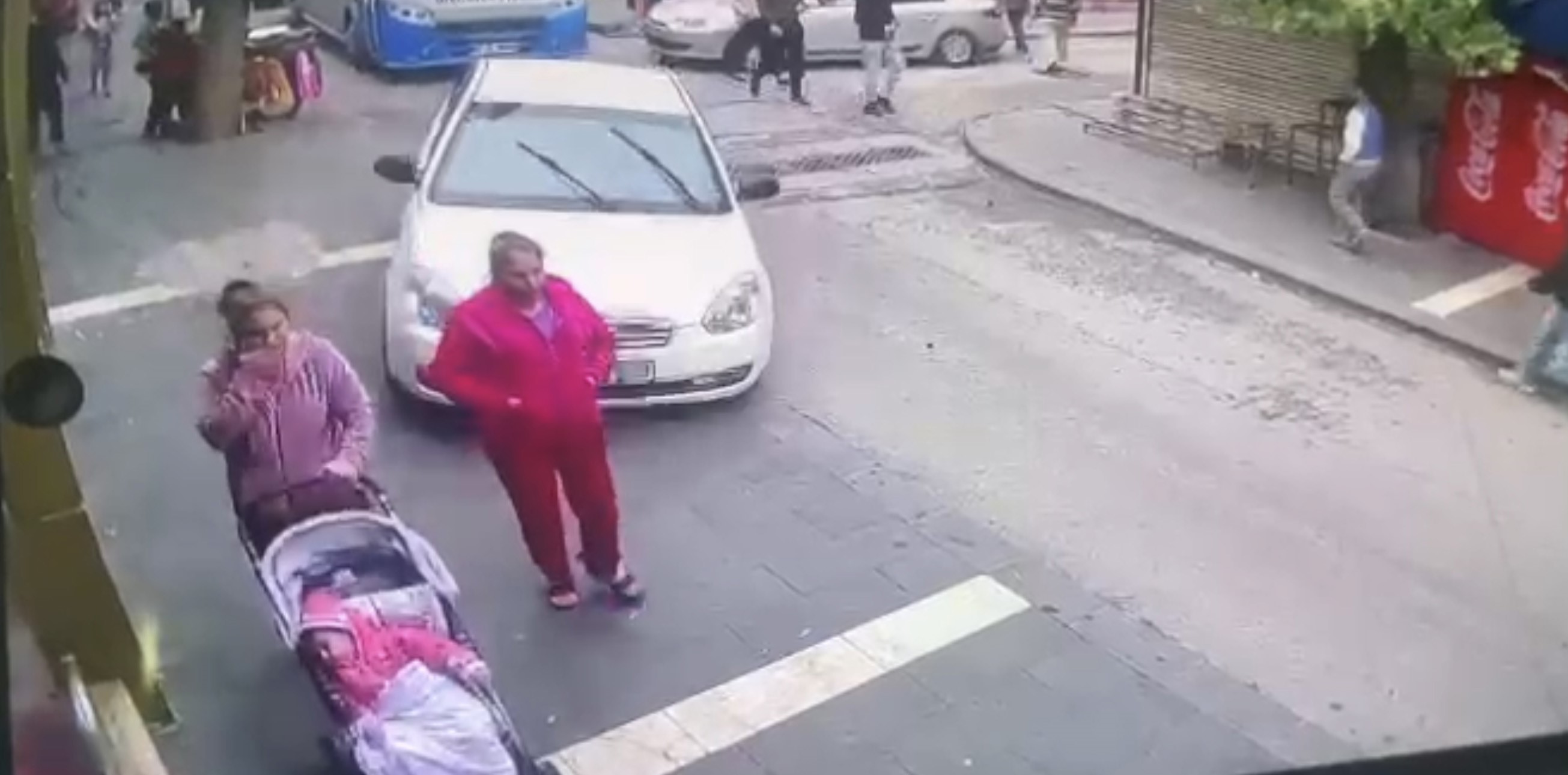 Kaldırımda yürüyen 2 kadın ile bebeğe araba çarptı