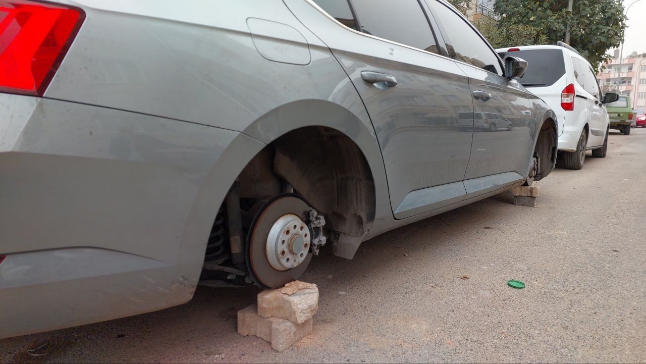 Park halindeki 3 aracın lastikleri jantlarıyla beraber çalındı