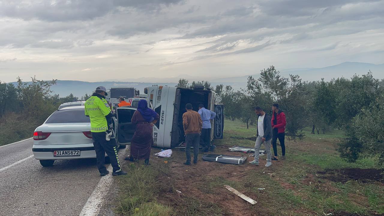 Servis minibüsü kaza yaptı: 2 yaralı