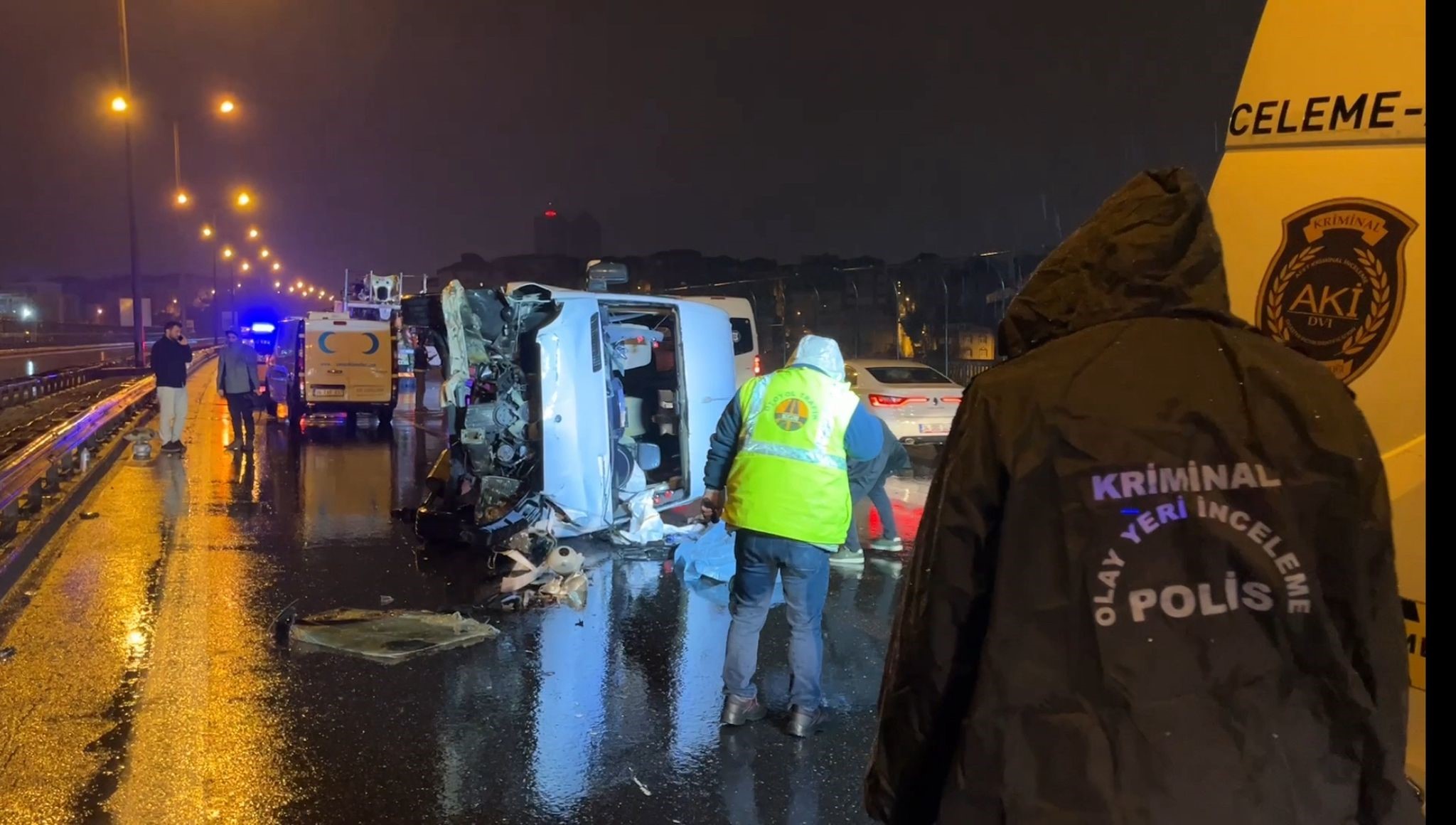 Minibüs bariyerlere çarpıp devrildi: 1 ölü, 1 yaralı