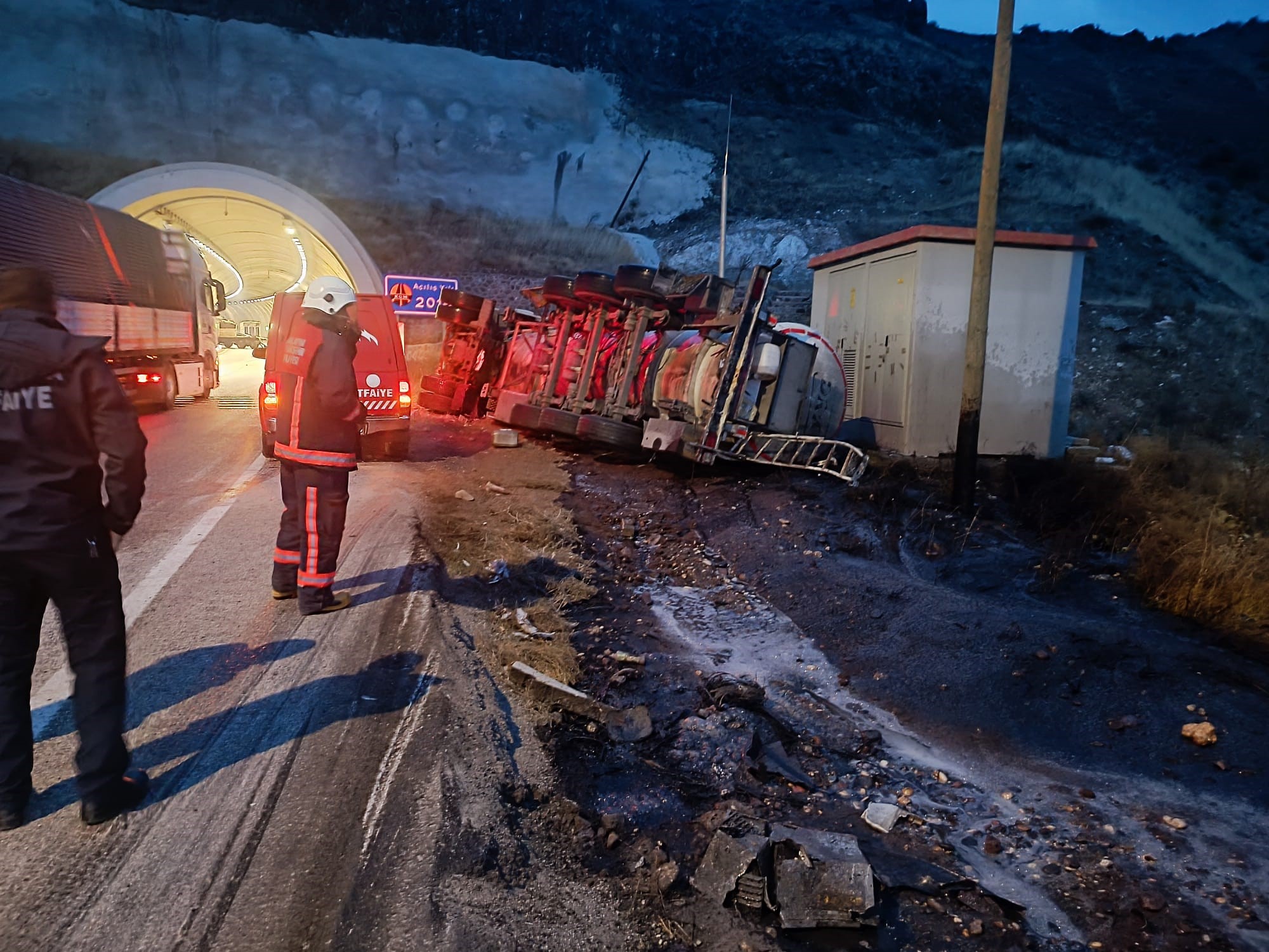 İki ayrı trafik kazasında 3 kişi yaralandı