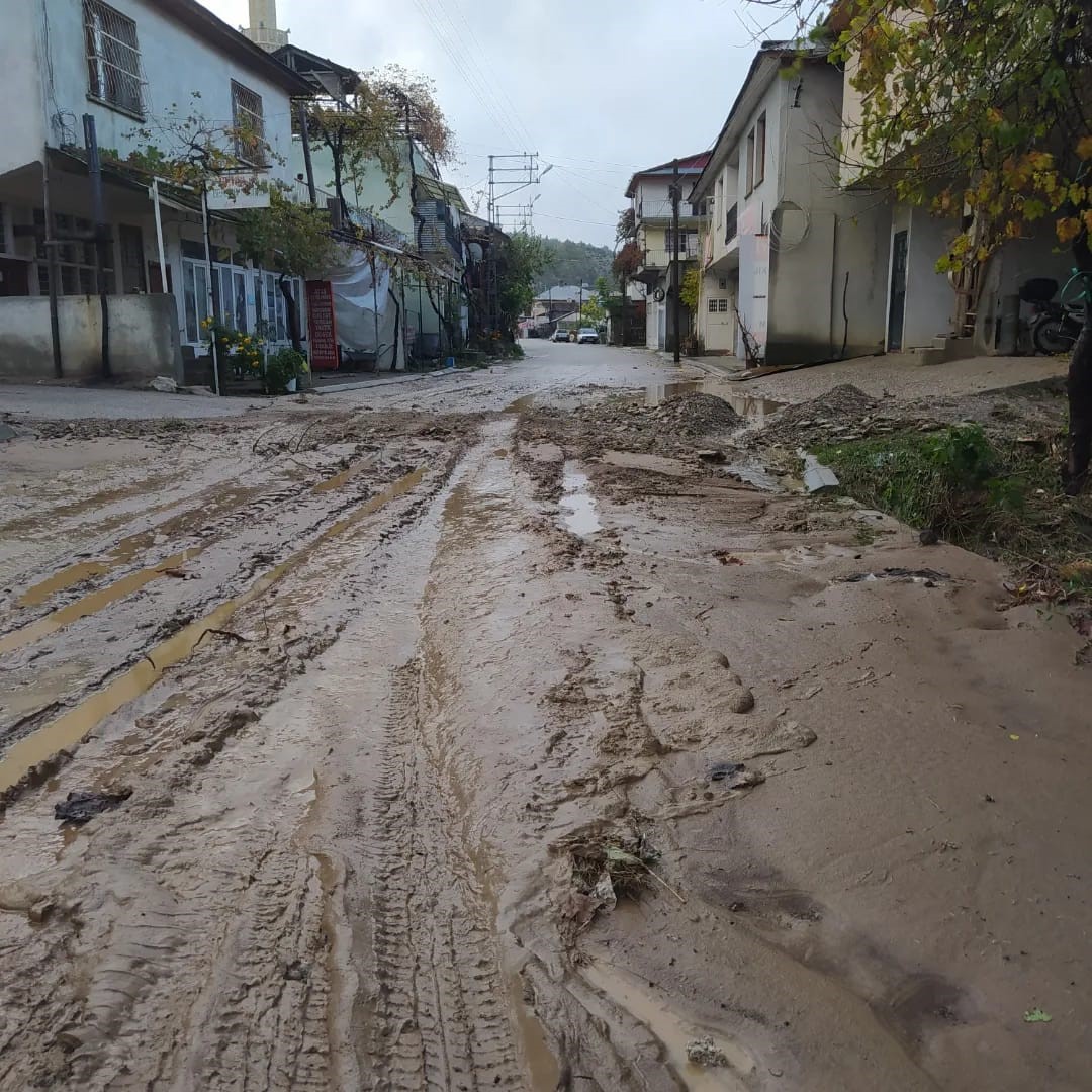 Şiddetli yağış heyelana neden oldu, yollar kapandı