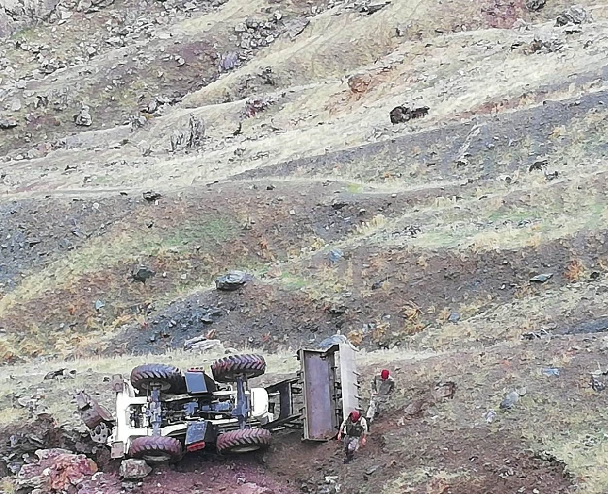 Köy yolunda çalışma yapan iş makinesi uçuruma yuvarlandı