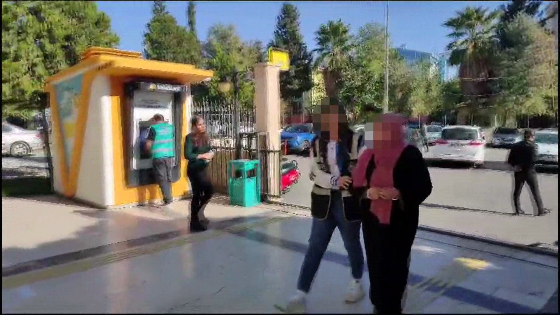 Şanlıurfa'da yankesicilik yaptırdığı oğluyla birlikte yakalandı