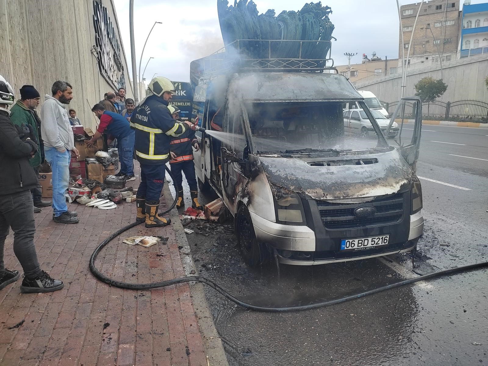 Şanlıurfa'da minibüs alev topuna döndü: O anlar kamerada