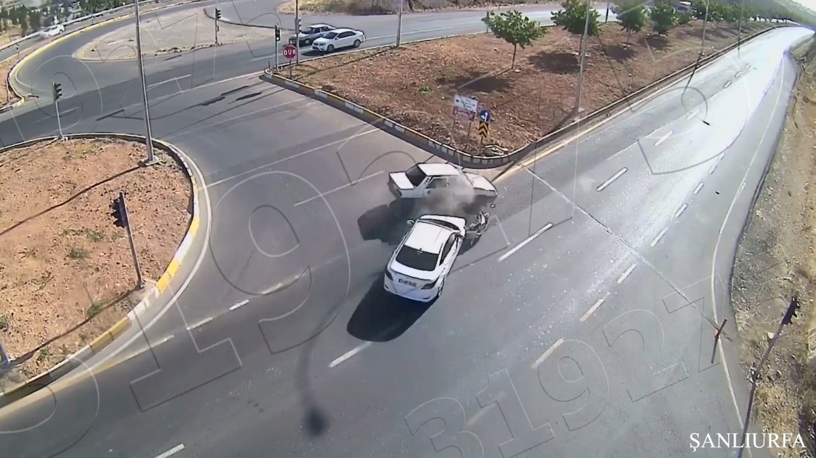 Şanlıurfa'da otomobille makas atarken yayalara çarpıp kaçtı