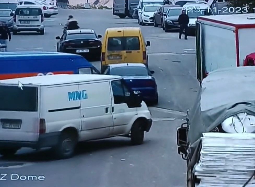 Kargo çalışanları, müşterinin iş yerini basarak camı çerçeveyi indirdi