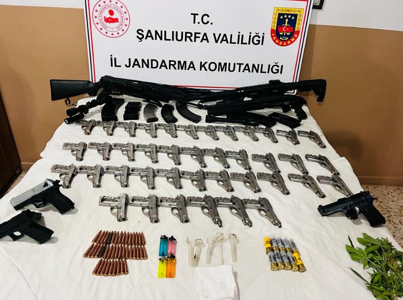 Şanlıurfa'nın o ilçesinde ahırda çok sayıda silah ve mühimmat bulundu!