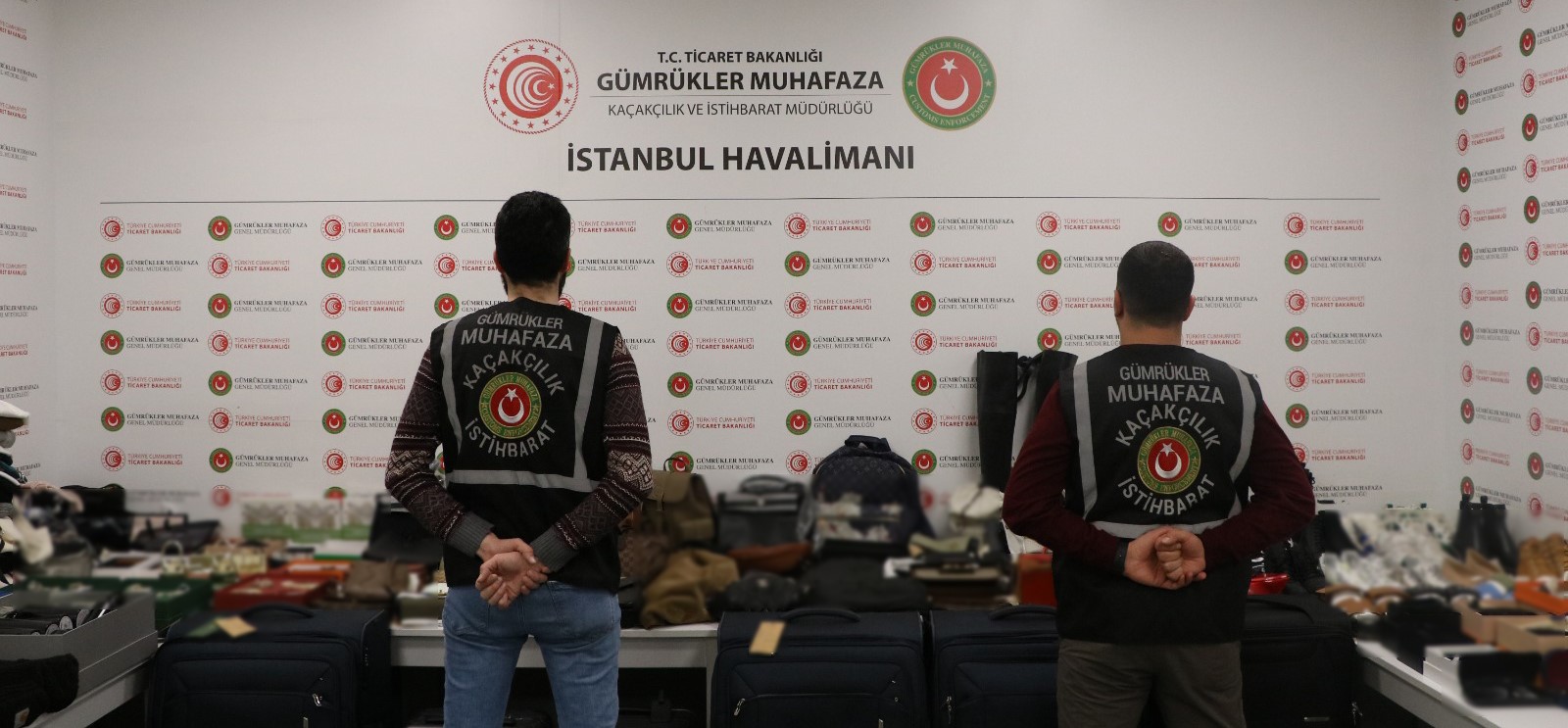 Piyasa değeri milyonlarca lira değerinde olan kaçak lüks eşyalar ele geçirildi