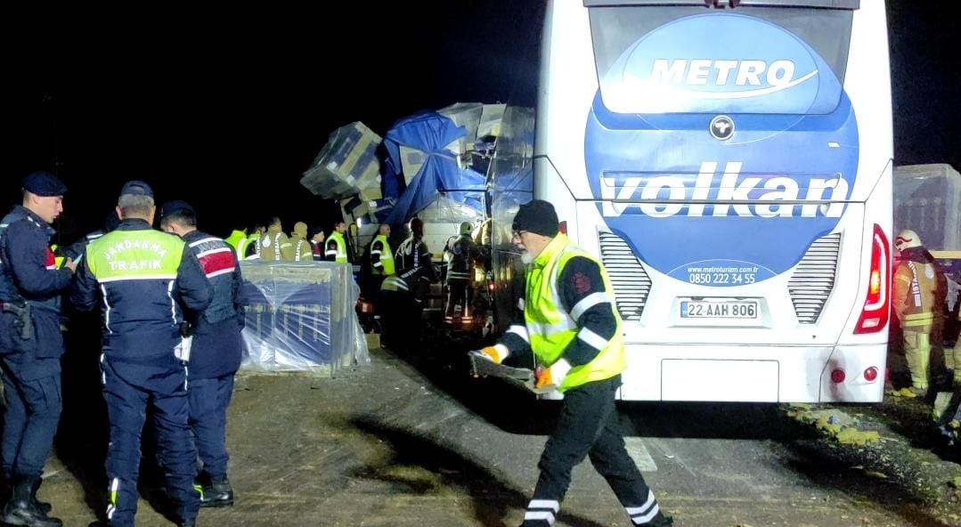 Yolcu otobüsü ile tır çarpıştı: 1 ölü, 31 yaralı