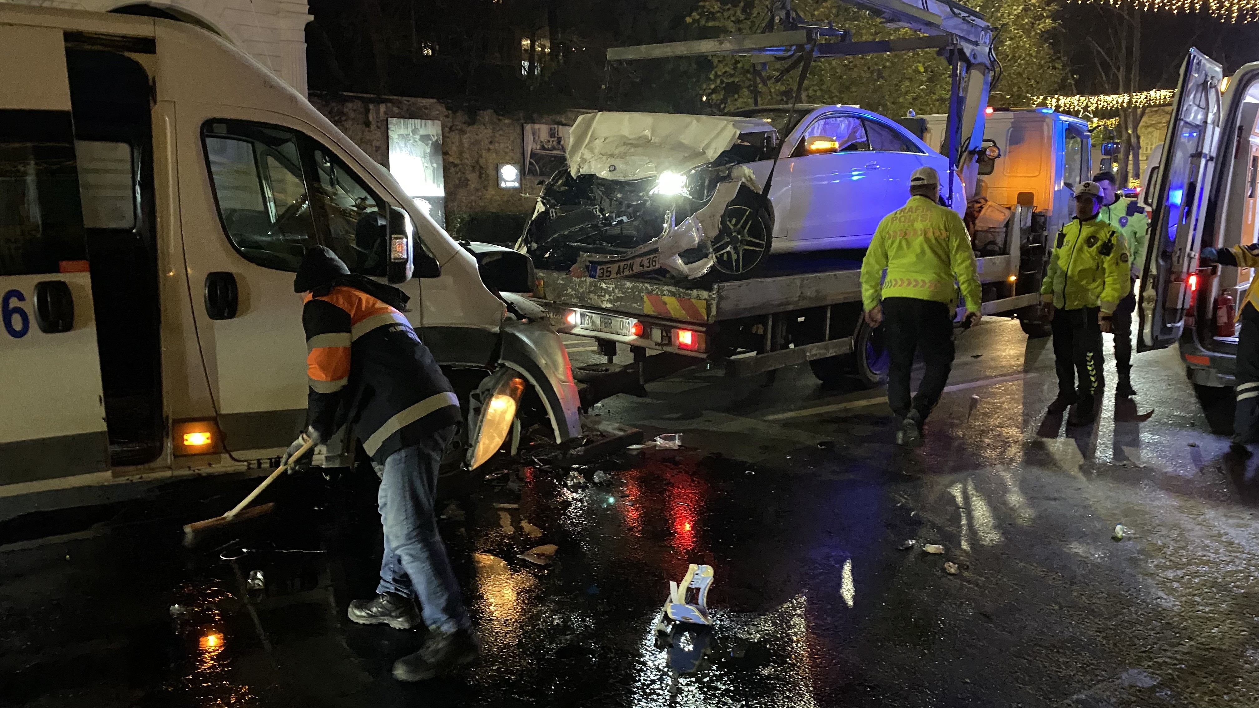 Servis minibüsü ve otomobil kafa kafaya çarpıştı: 9 yaralı