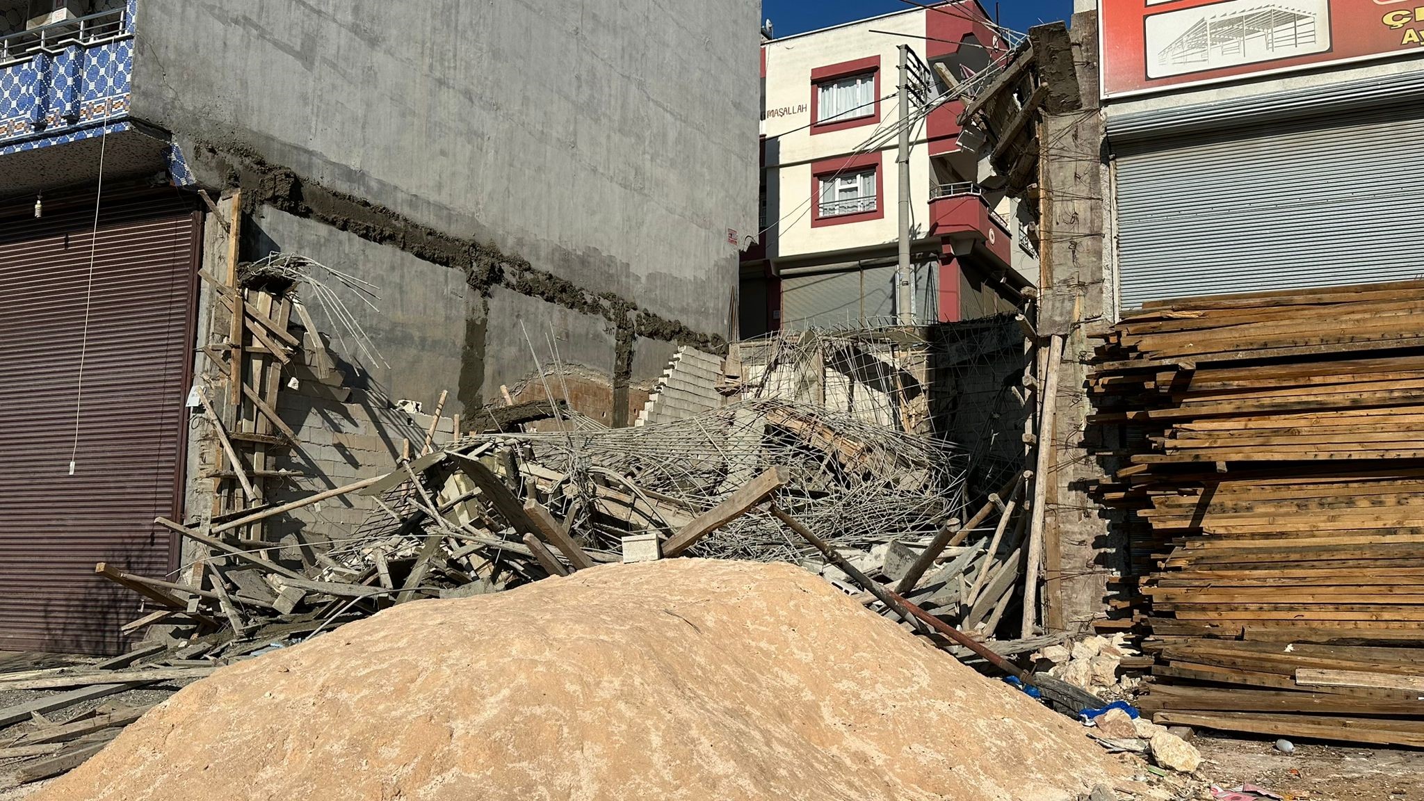 Beton dökümü sonrası inşaat çöktü: 1’i ağır 2 yaralı