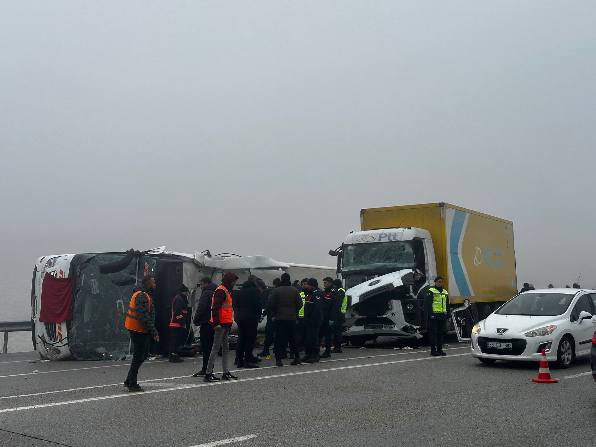 Yolcu otobüsü ile kamyon çarpıştı: 4 ölü, 36 yaralı