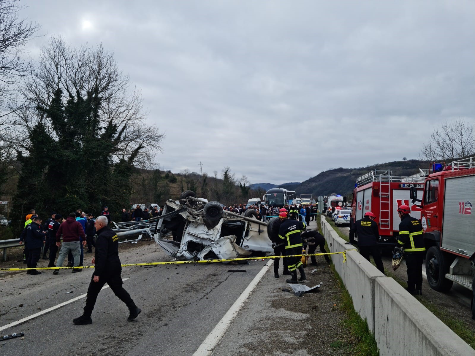 Kamyon, ana yola çıkmak isteyen araca çarptı: 1 ölü, 2 yaralı