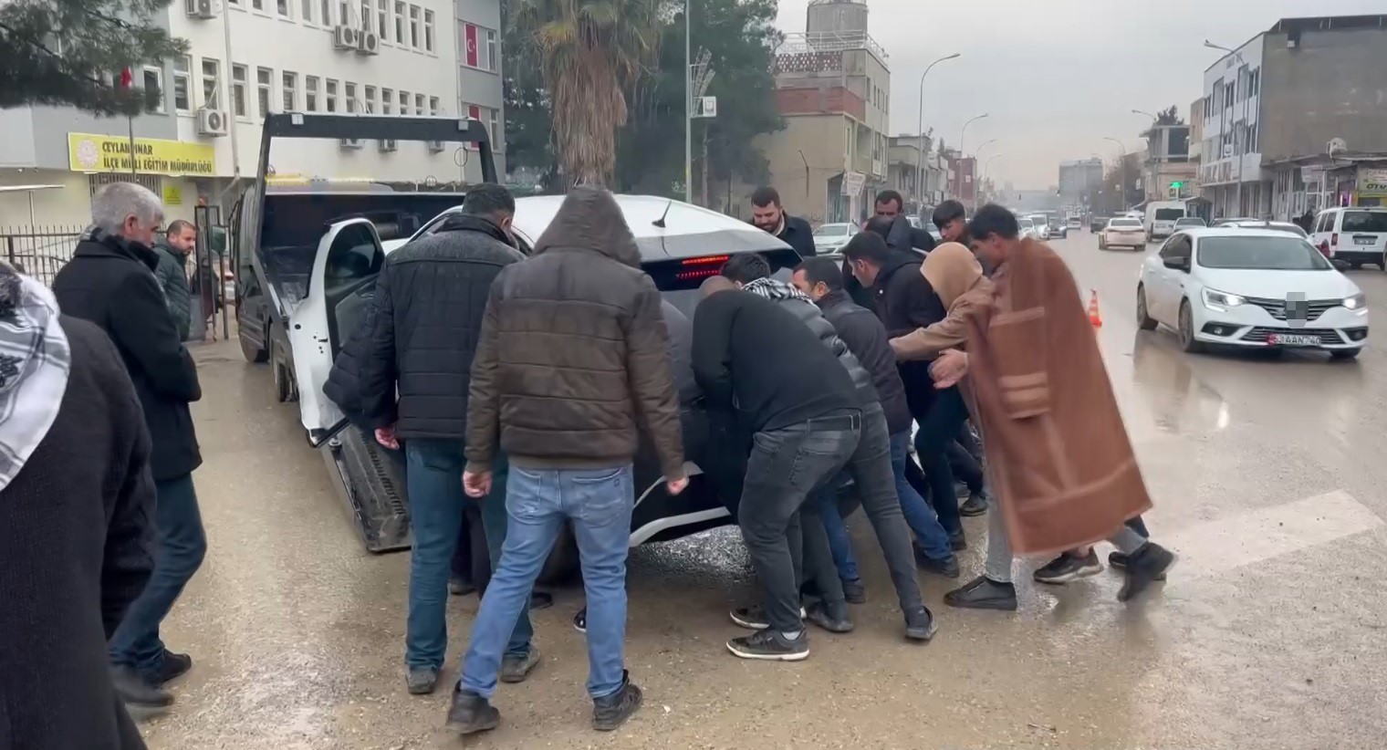 Şanlıurfa'da kaza yapan aracı sallaya sallaya çekiciye yüklemeye çalıştılar