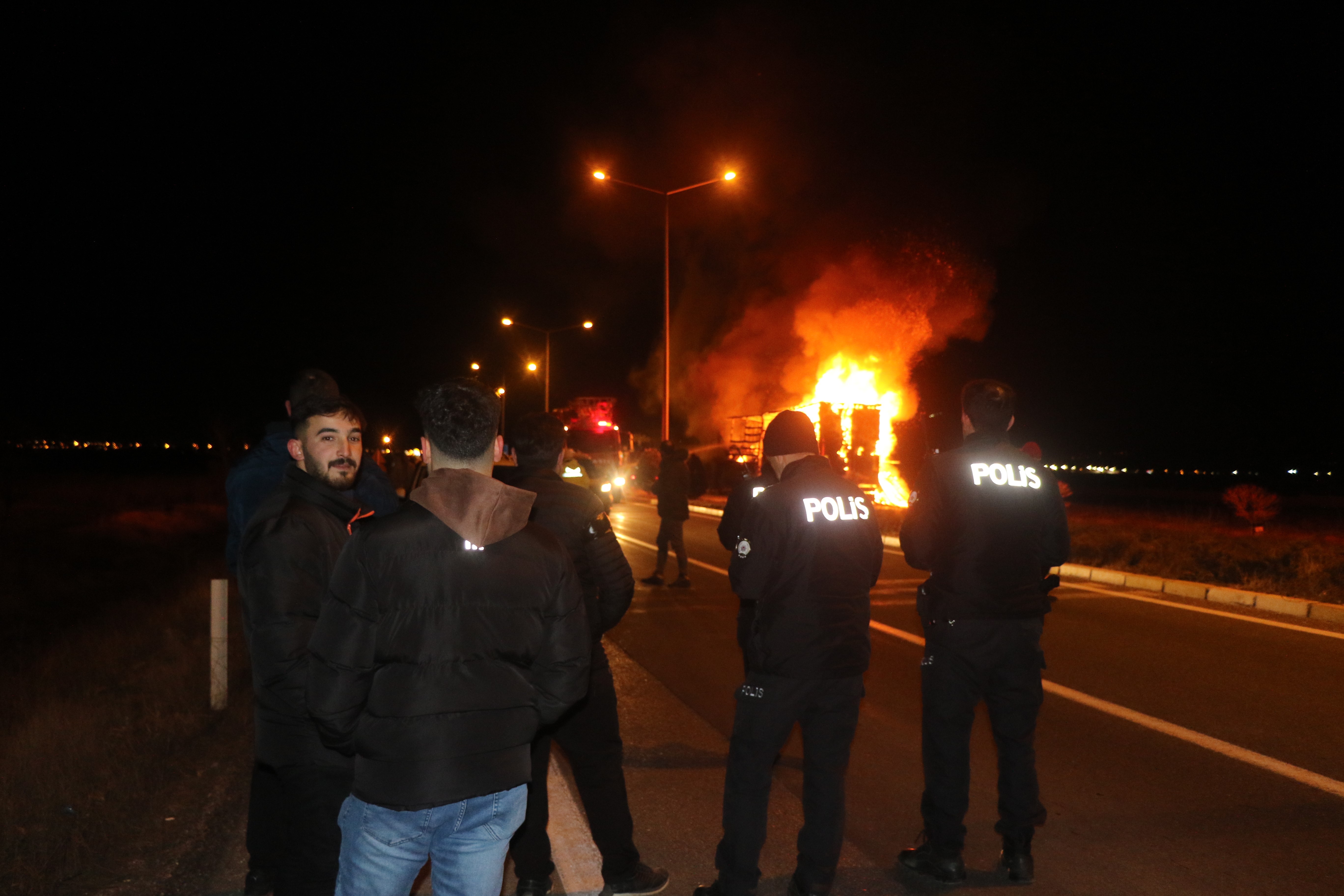 Erzincan’da mobilya yüklü tır alev alev yandı