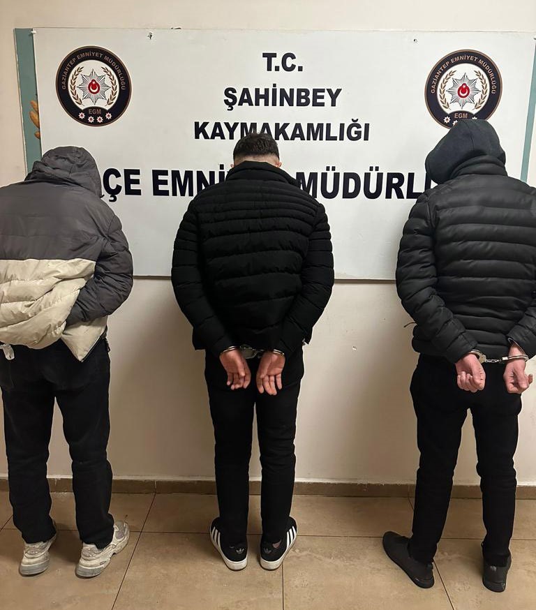 Sokakta çıkan kavgada sandalyeler ve sopalar havada uçuştu