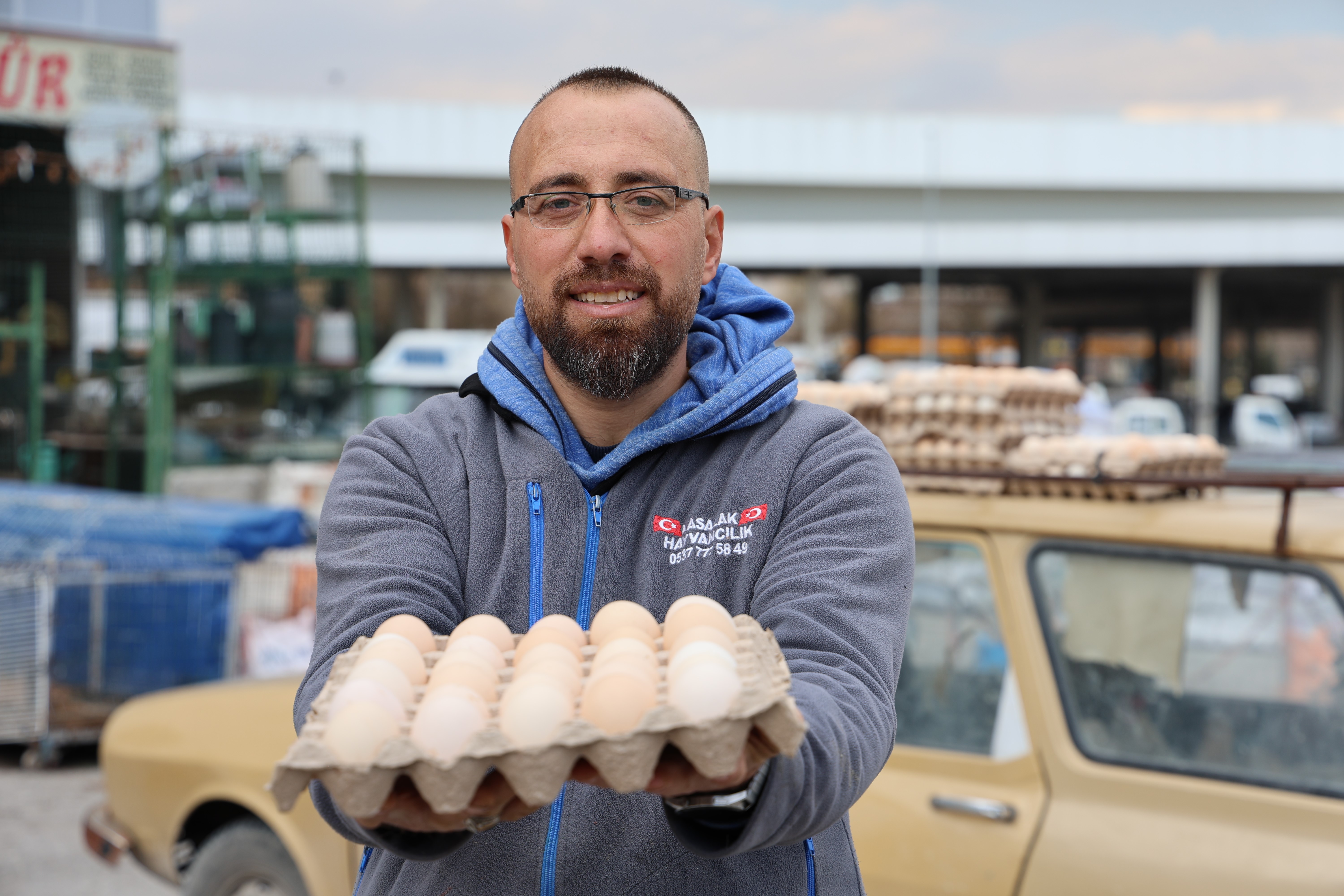 Gezen tavuk olsun diye tavuklarını otomobille gezdiriyor