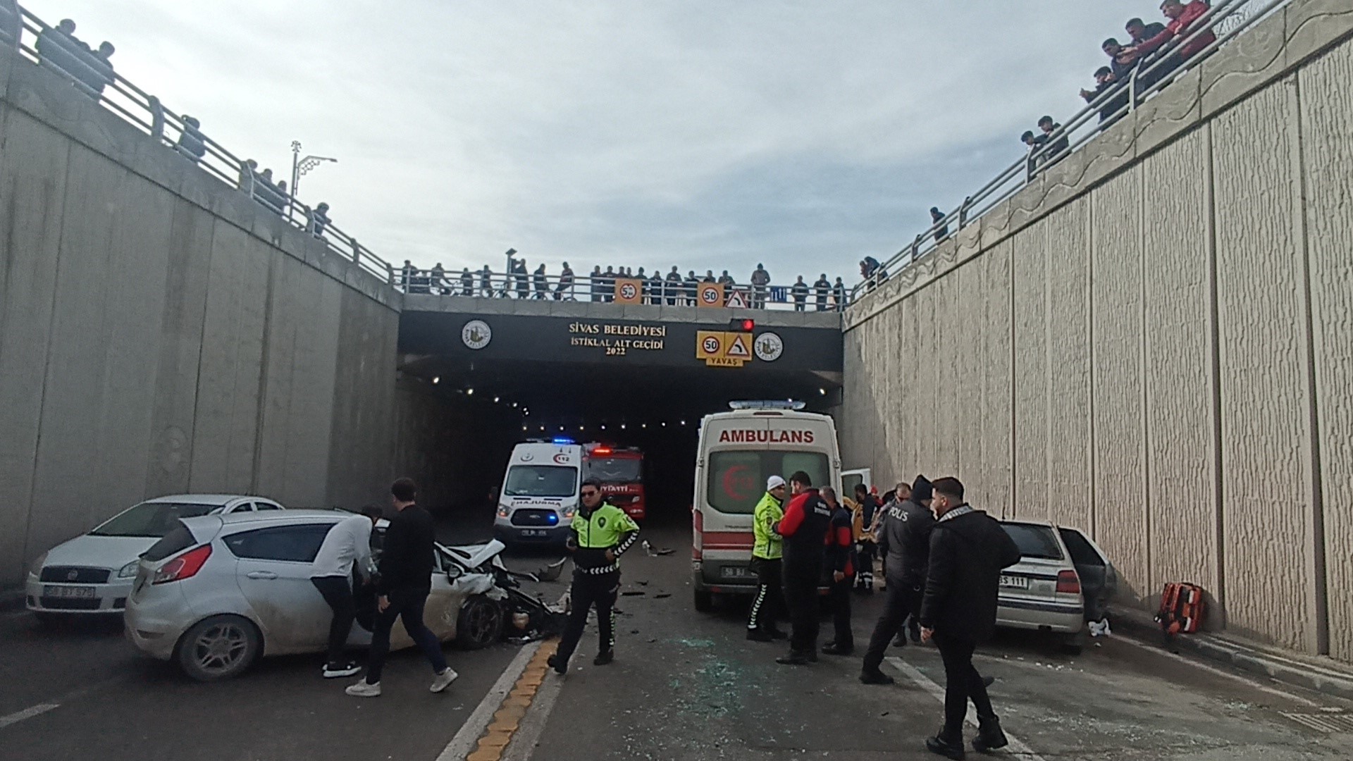 Otomobiller kafa kafaya çarpıştı: 1'i ağır 3 yaralı