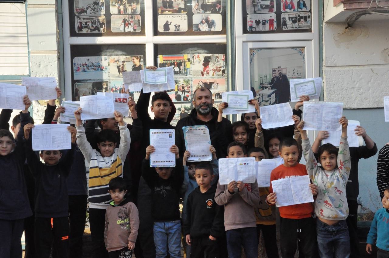 Şanlıurfa'da mahalle muhtarından çocuklara karne hediyesi